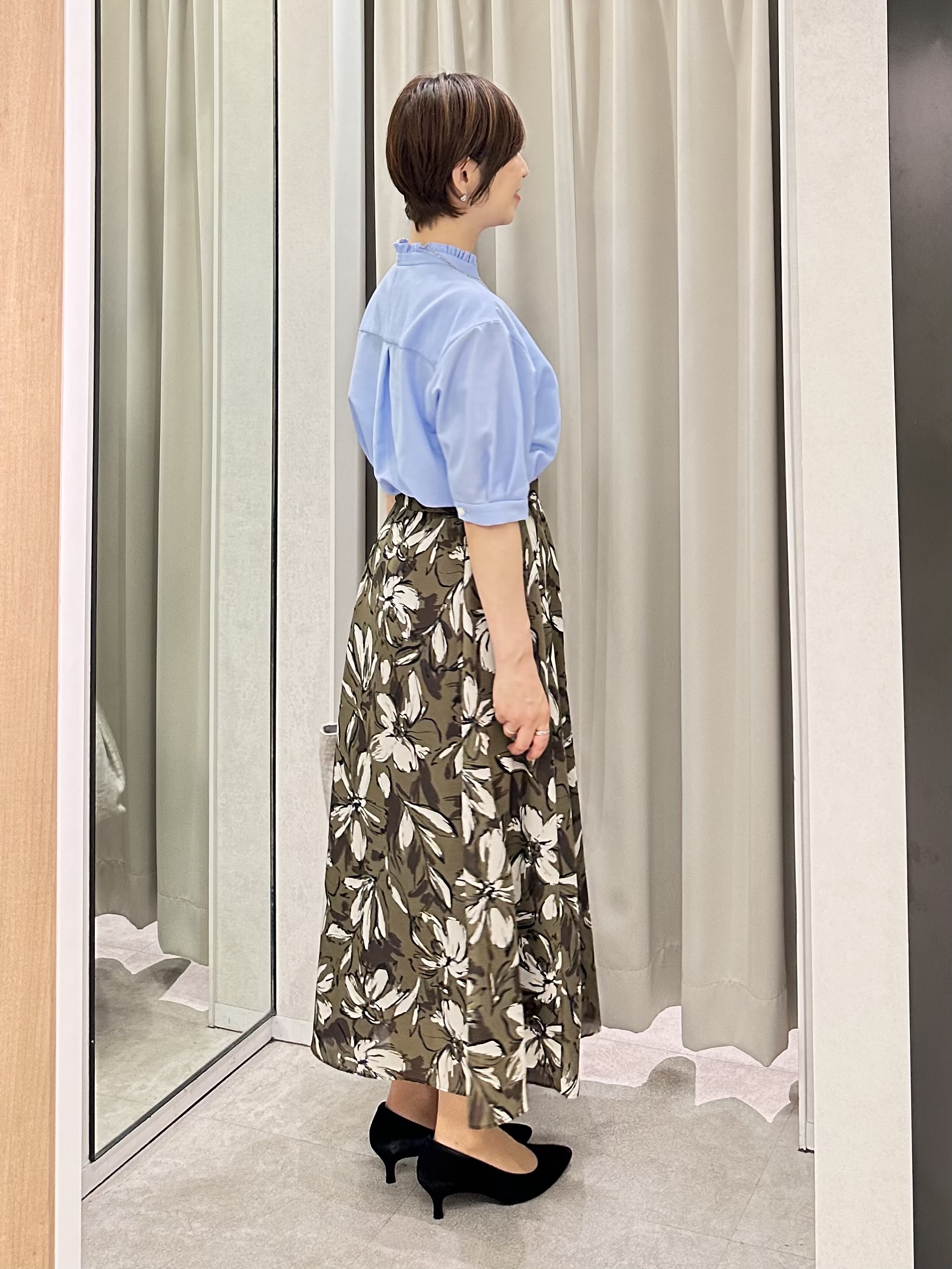 みなこさんの「UNTITLED｜【接触冷感/通気性/洗える】スタンドカラーフリルブラウス」を使ったコーディネート