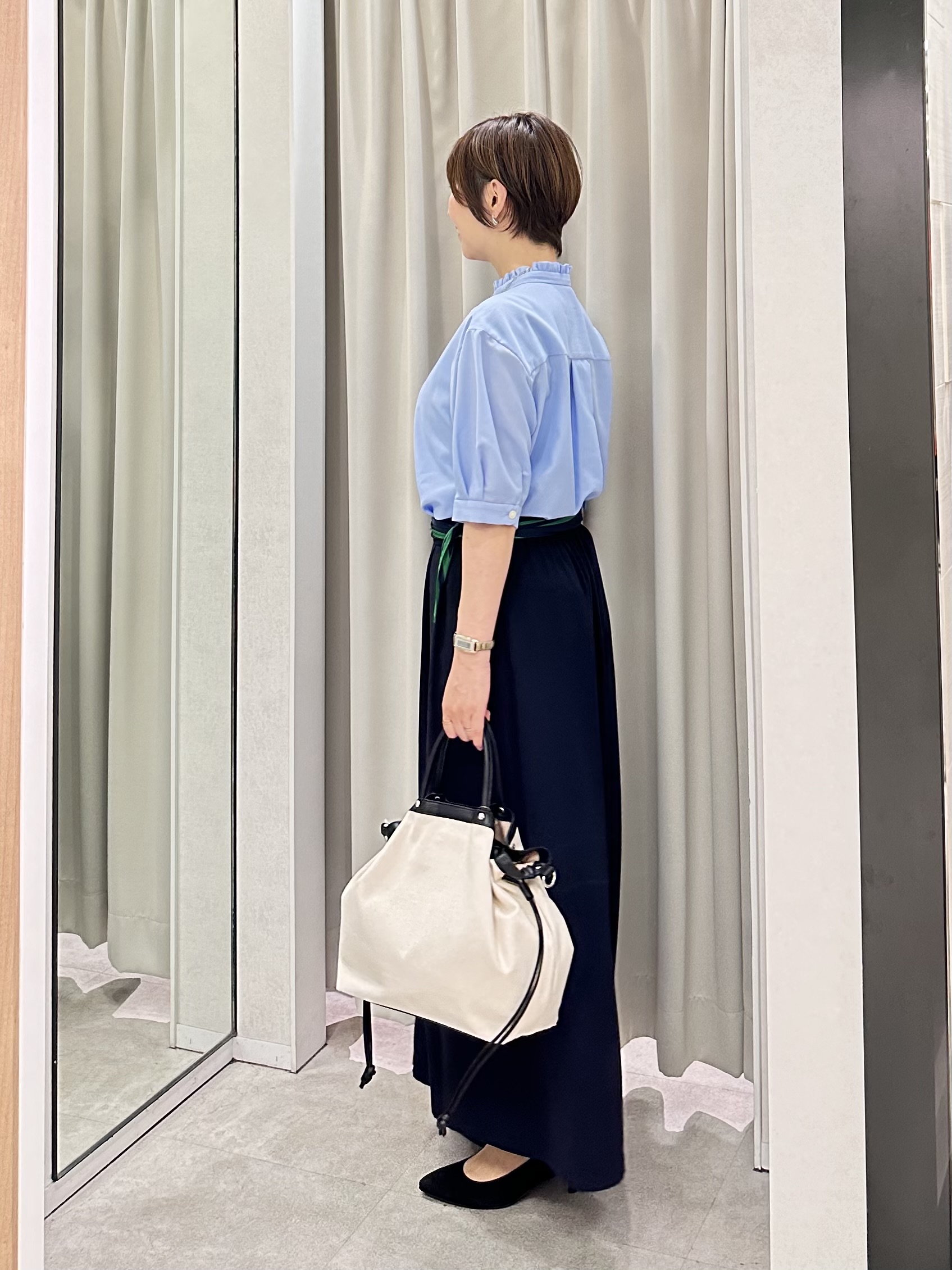 みなこさんの「UNTITLED｜【接触冷感/通気性/洗える】スタンドカラーフリルブラウス」を使ったコーディネート