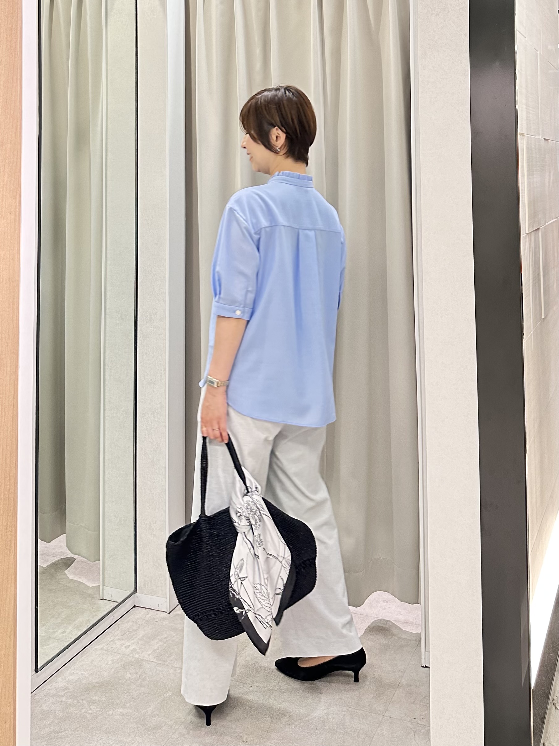 みなこさんの「UNTITLED｜【接触冷感/通気性/洗える】スタンドカラーフリルブラウス」を使ったコーディネート