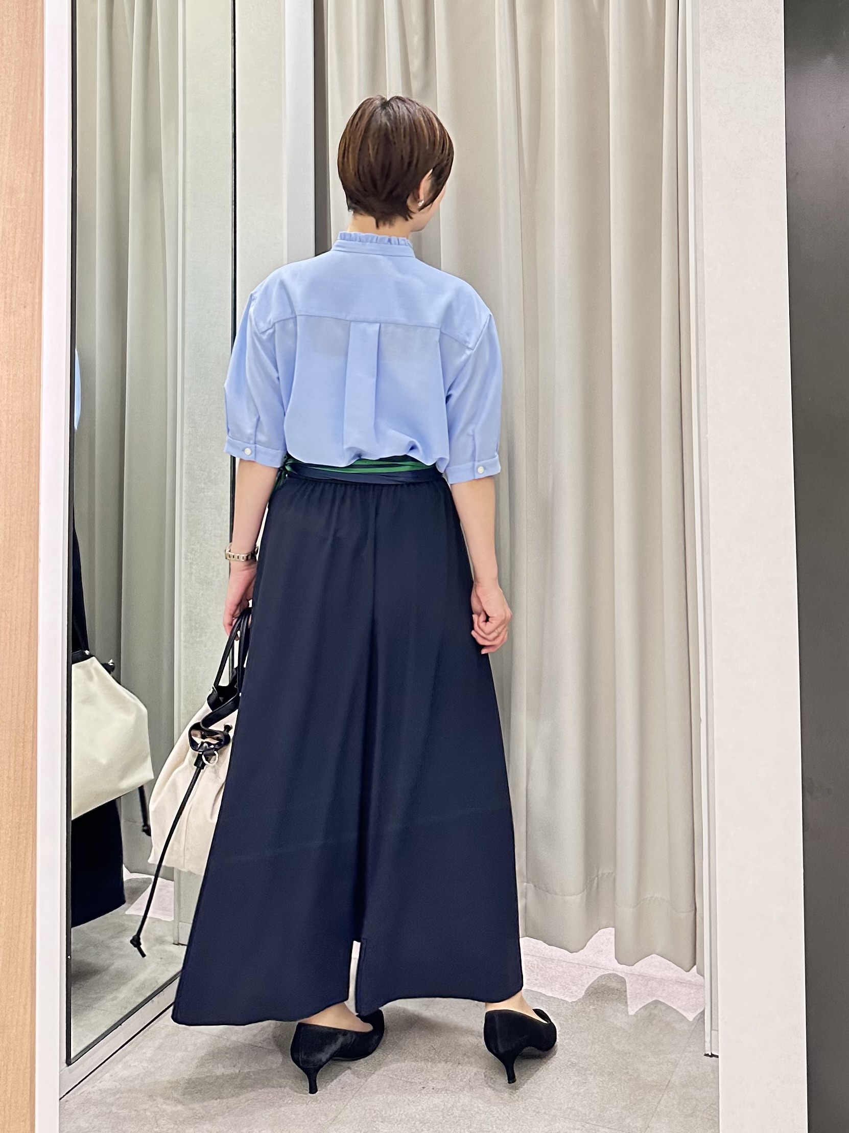 みなこさんの「UNTITLED｜【接触冷感/通気性/洗える】スタンドカラーフリルブラウス」を使ったコーディネート