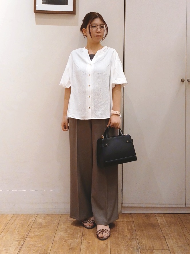 Riranさんの「SHOO･LA･RUE｜【洗濯機可】バルーンスリーブで二の腕カバー キーネック5分袖ブラウス」を使ったコーディネート
