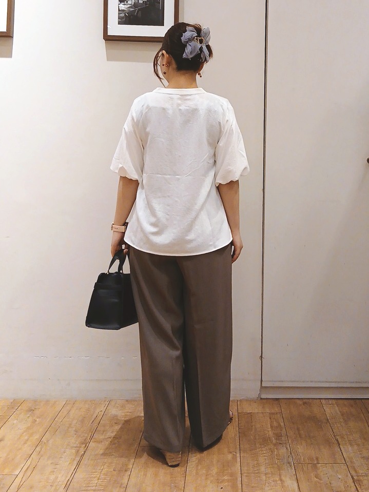 Riranさんの「SHOO･LA･RUE｜【洗濯機可】バルーンスリーブで二の腕カバー キーネック5分袖ブラウス」を使ったコーディネート