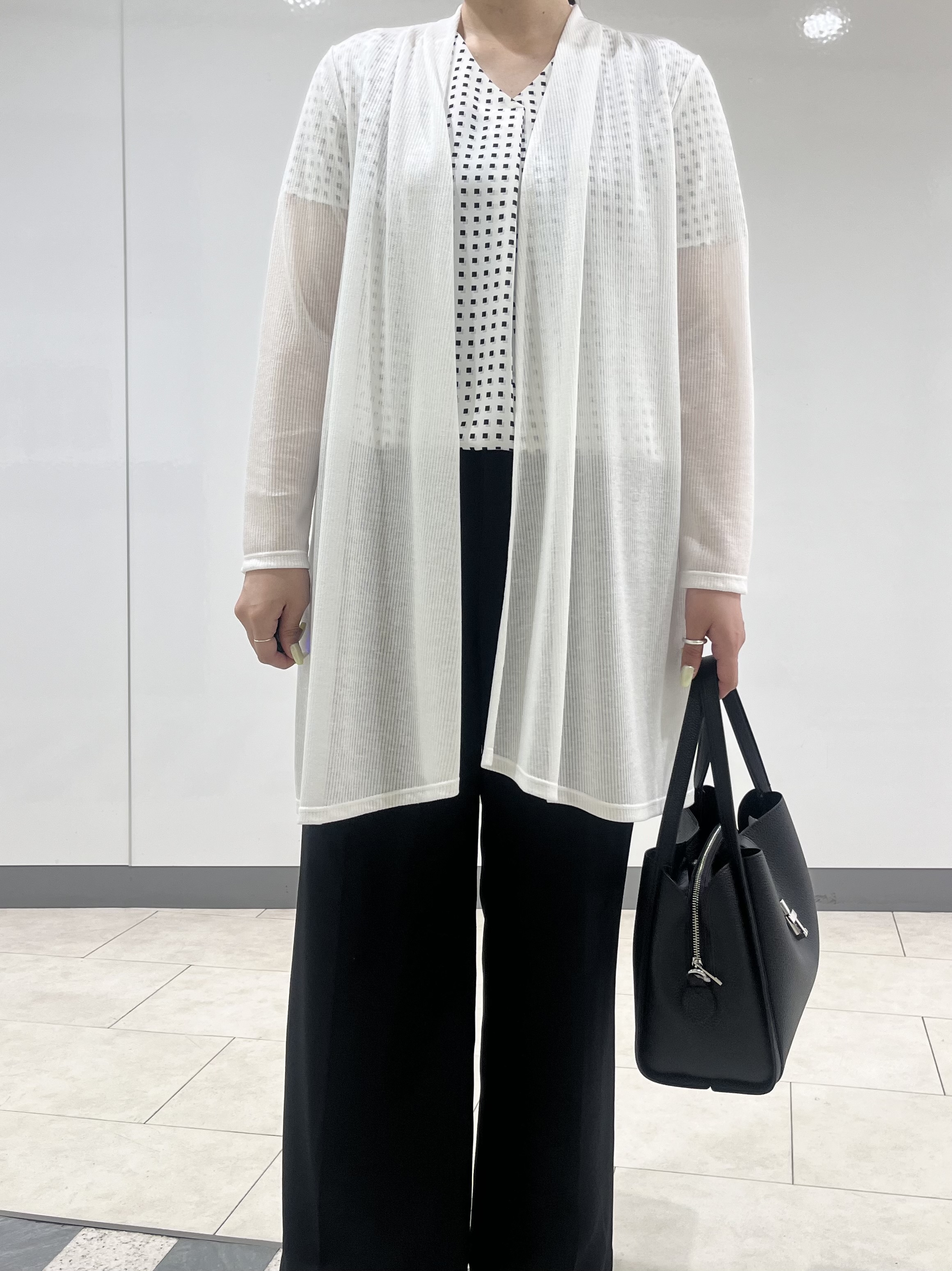 hasuさんの「INDIVI｜【洗える／アンサンブル可能】シアーストライプカーディガン」を使ったコーディネート