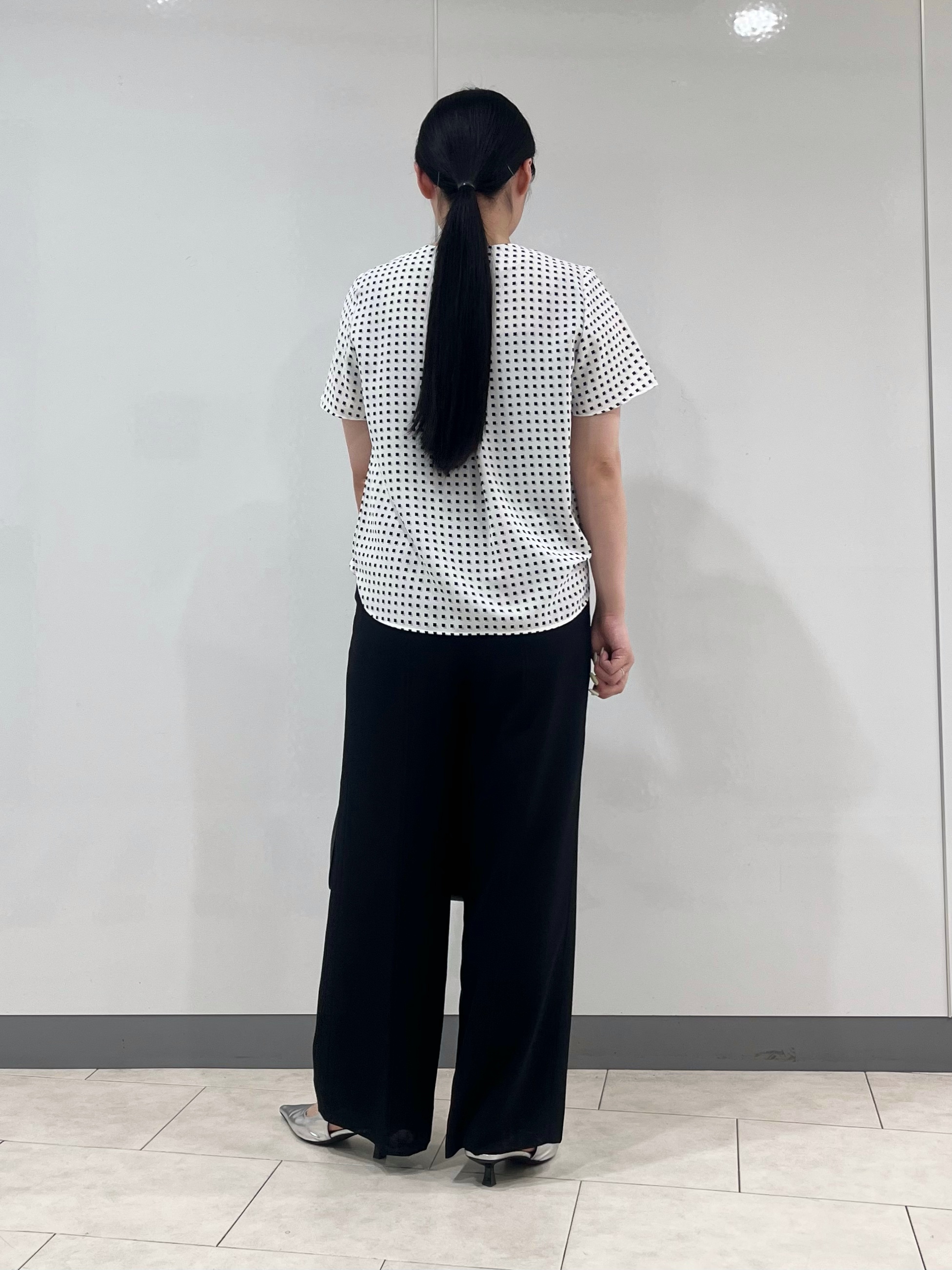 hasuさんの「INDIVI｜【洗える／アンサンブル可能】シアーストライプカーディガン」を使ったコーディネート