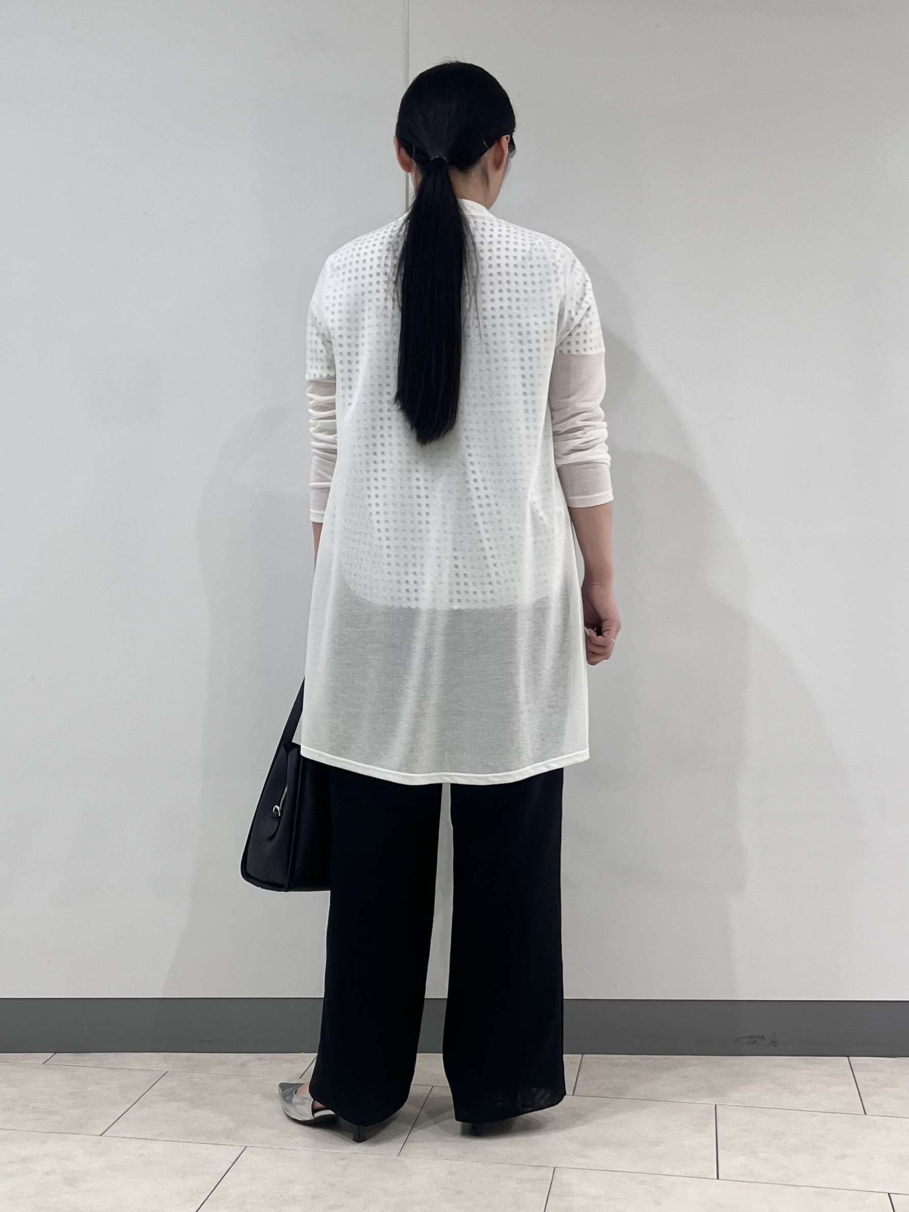hasuさんの「INDIVI｜【洗える／アンサンブル可能】シアーストライプカーディガン」を使ったコーディネート