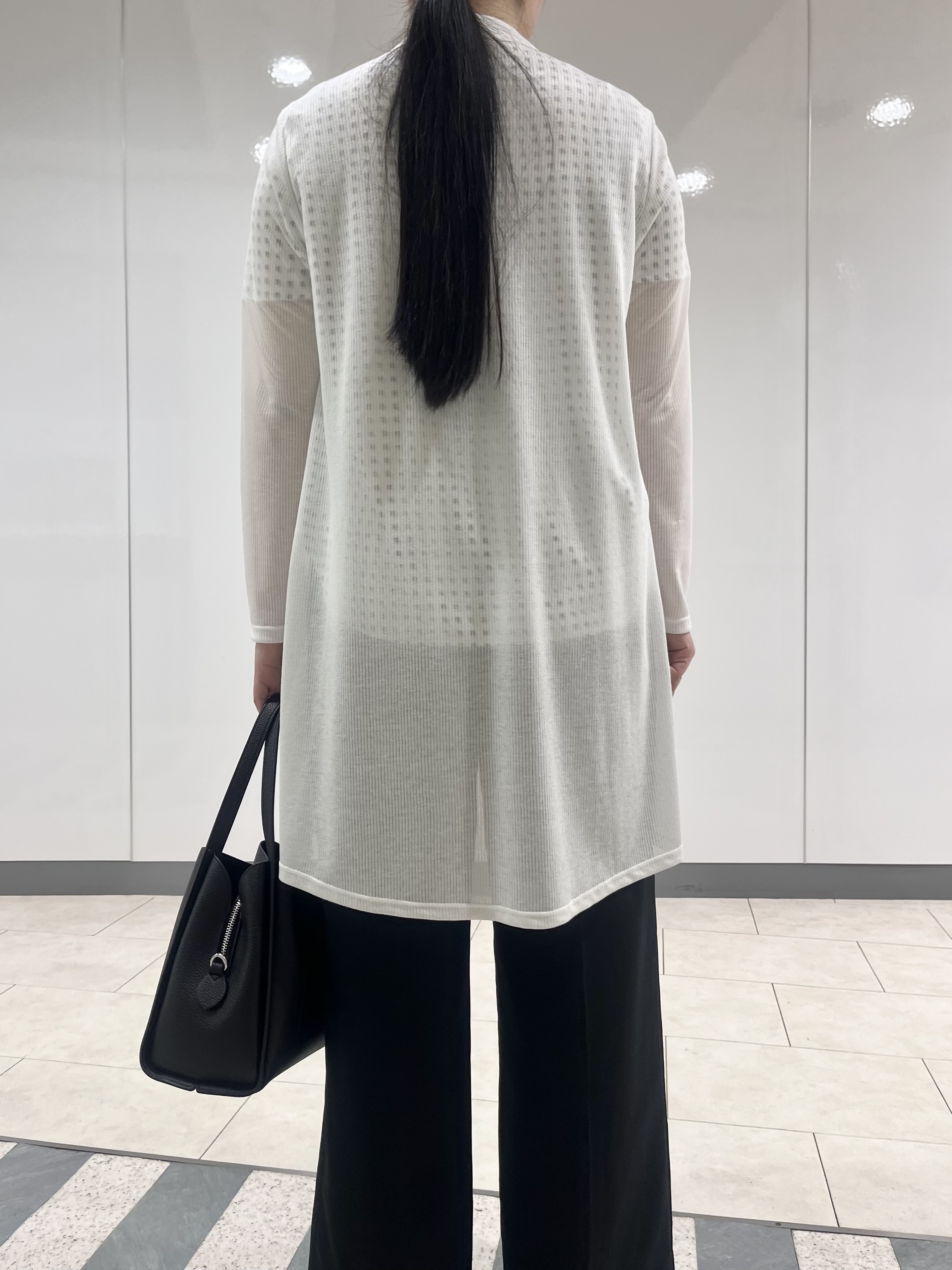 hasuさんの「INDIVI｜【洗える／アンサンブル可能】シアーストライプカーディガン」を使ったコーディネート