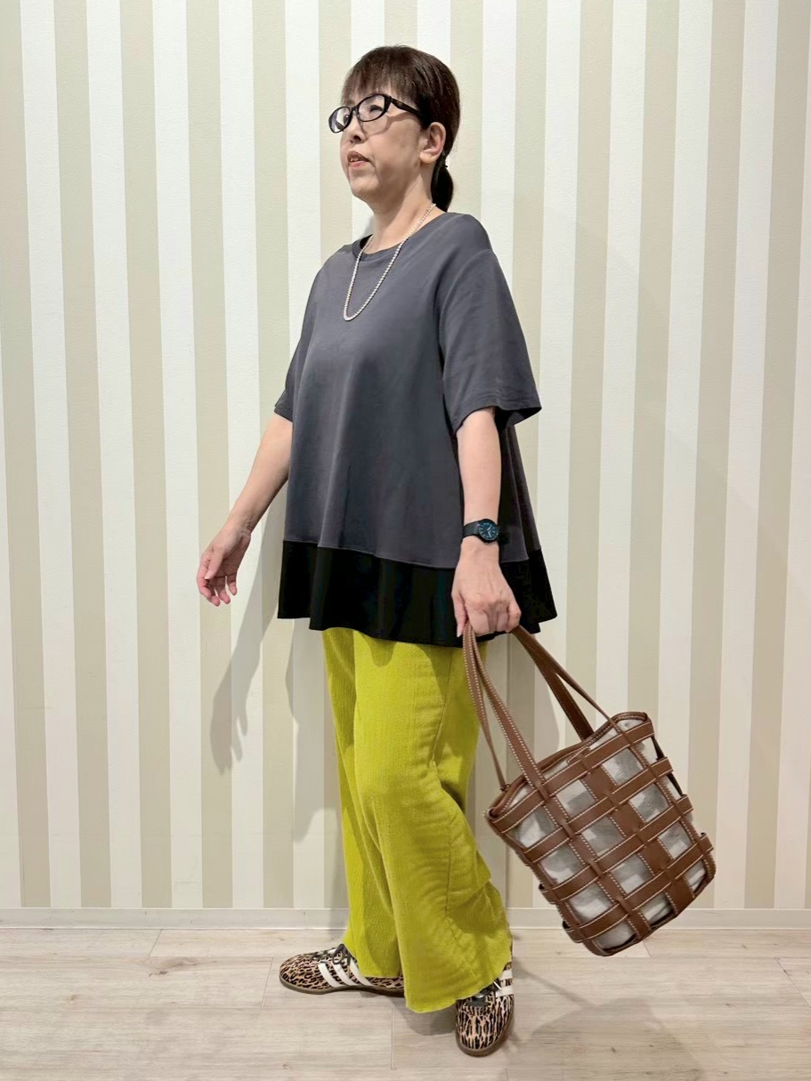 nonaさんの「SHOO･LA･RUE｜【UV/抗菌防臭/洗濯機可】体型カバーも叶う 裾切り替えAライントップス」を使ったコーディネート