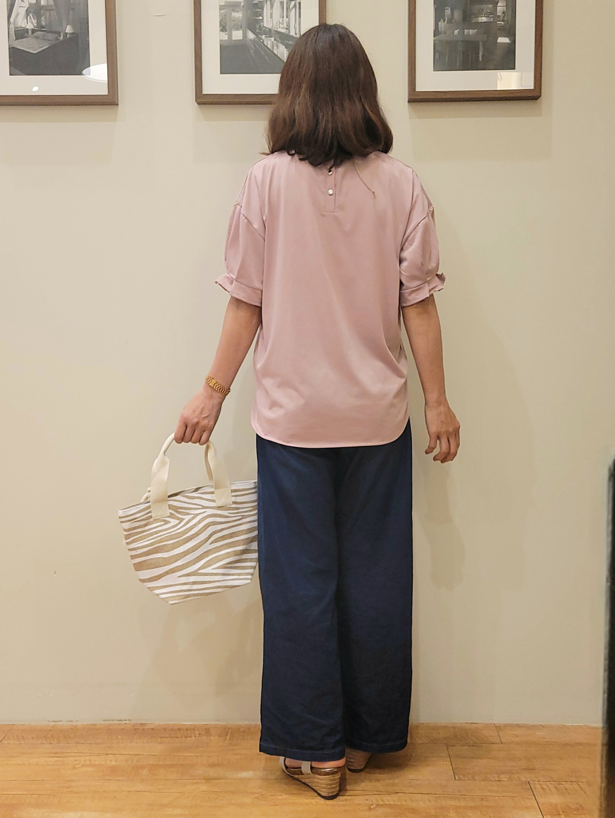 ユウさんの「SHOO･LA･RUE｜【ひんやり/UV/S-LL】お袖ふんわり二の腕カバー ぷっくりラメプリントTシャツ」を使ったコーディネート