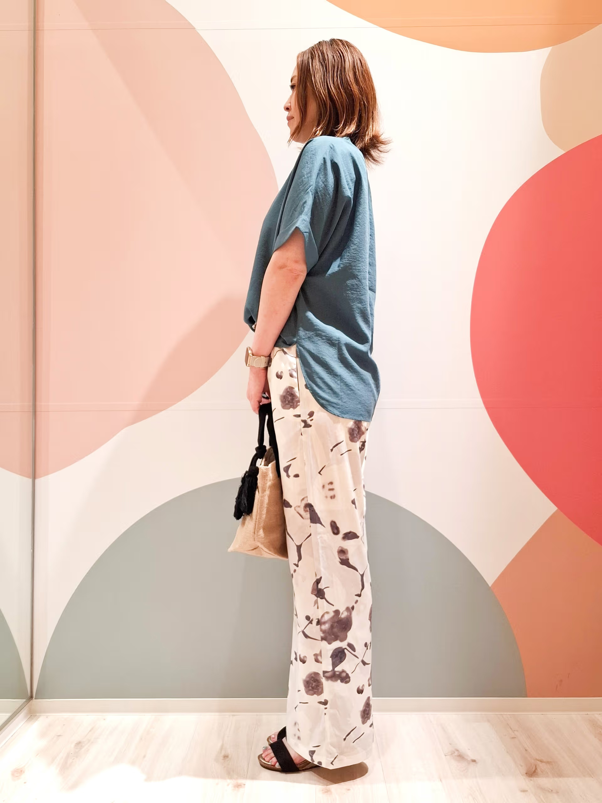 次女さんの「SHOO･LA･RUE｜【着丈選べる/体型カバー】洗濯後しわになりにくい さらっと快適ドルマントップス」を使ったコーディネート
