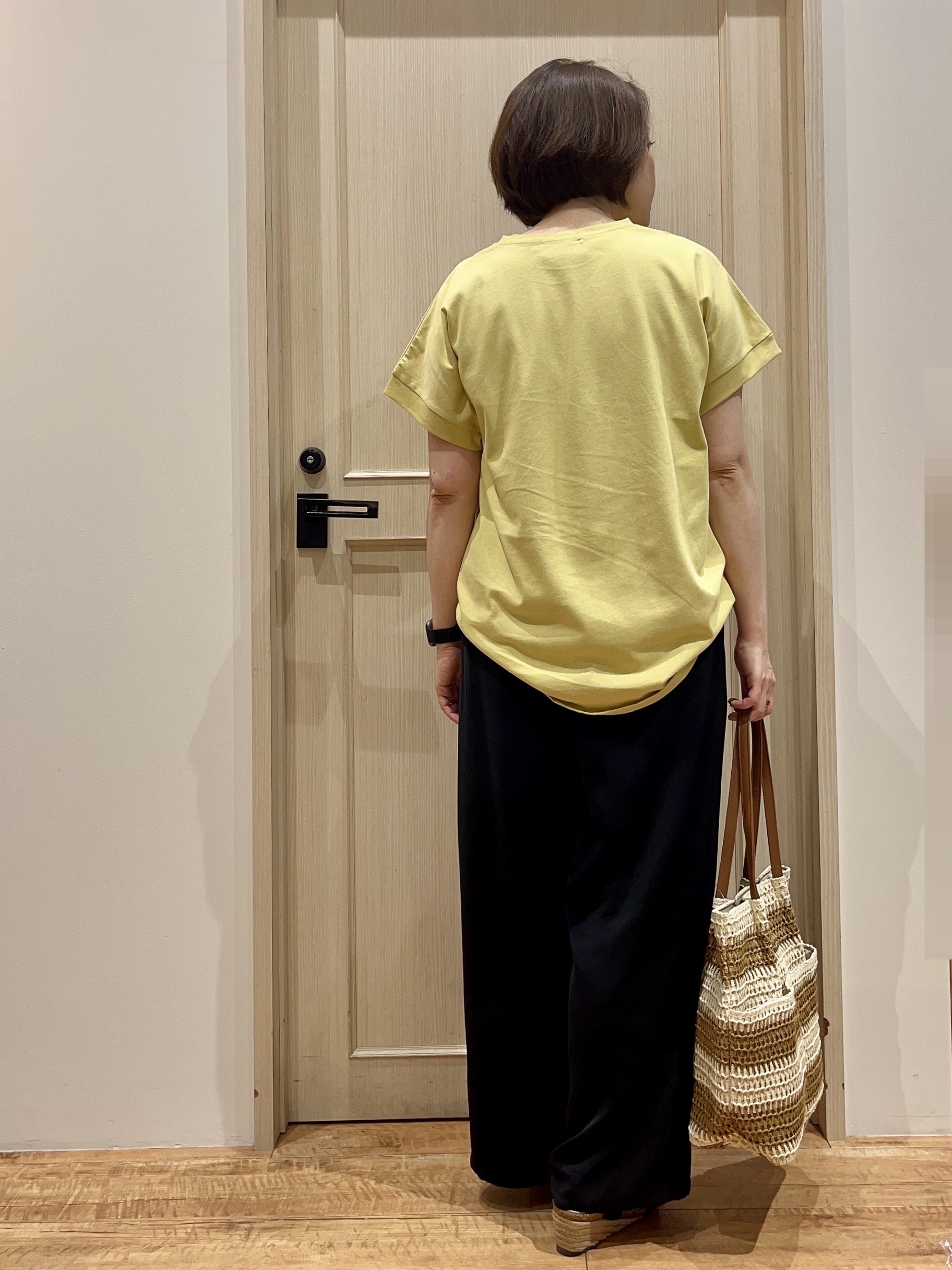fukuiさんの「SHOO･LA･RUE｜【汗じみ防止/S-LL/体型カバー/洗濯機可】汗じみが気になりにくい 大人の刺繍ロゴTシャツ」を使ったコーディネート
