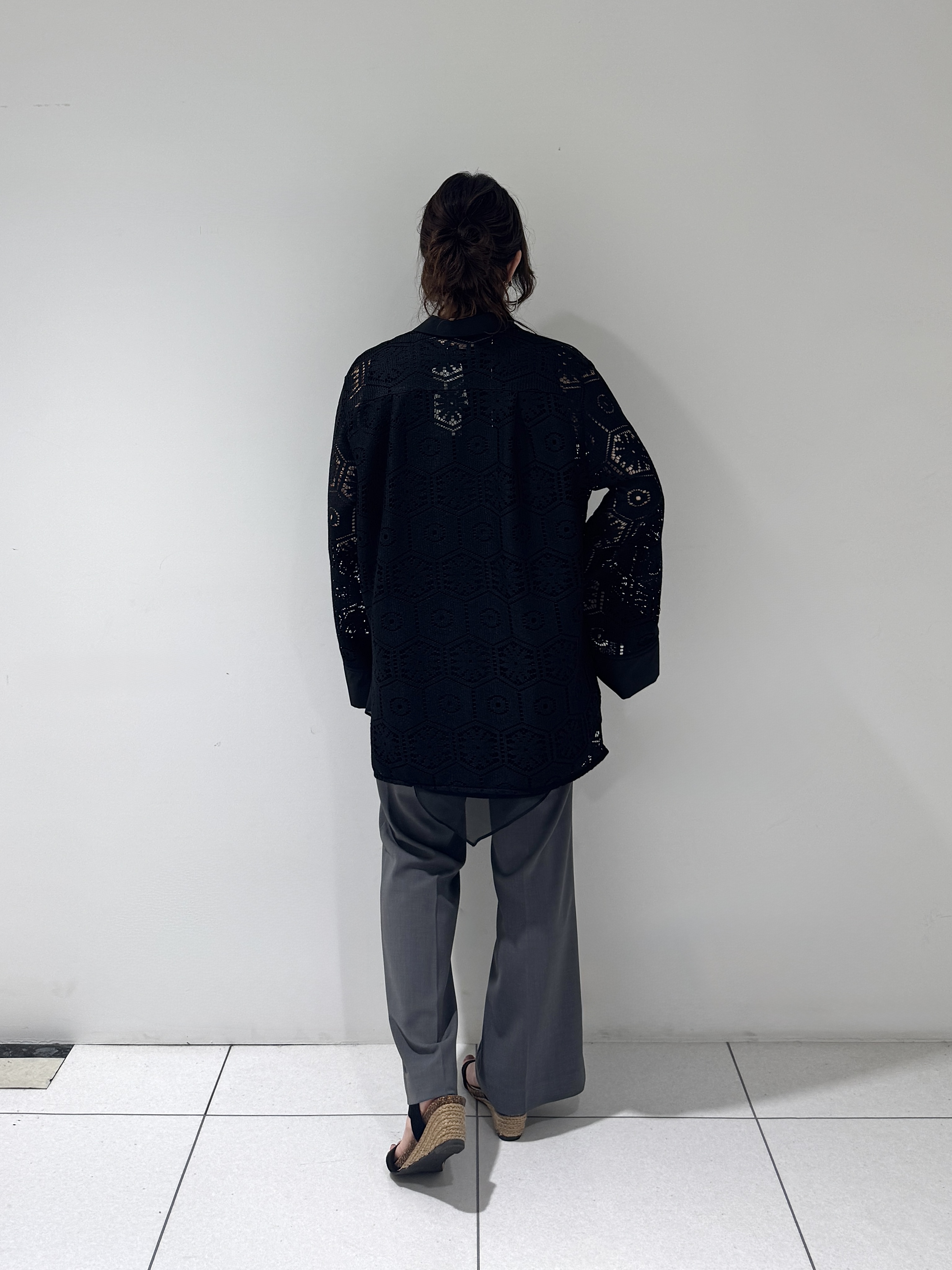 そんさんの「INDIVI｜幾何柄レースビッグシャツ」を使ったコーディネート