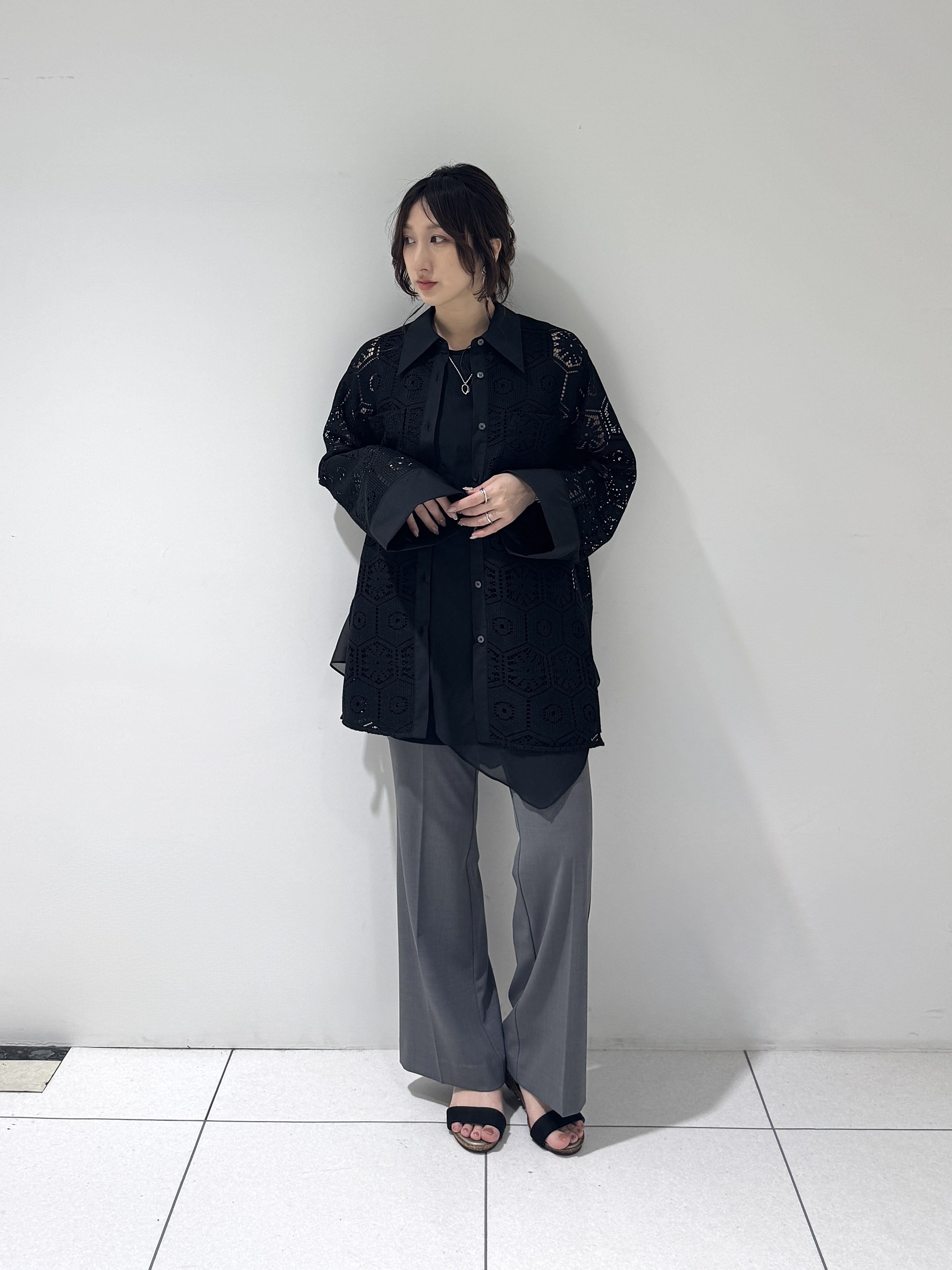 そんさんの「INDIVI｜幾何柄レースビッグシャツ」を使ったコーディネート