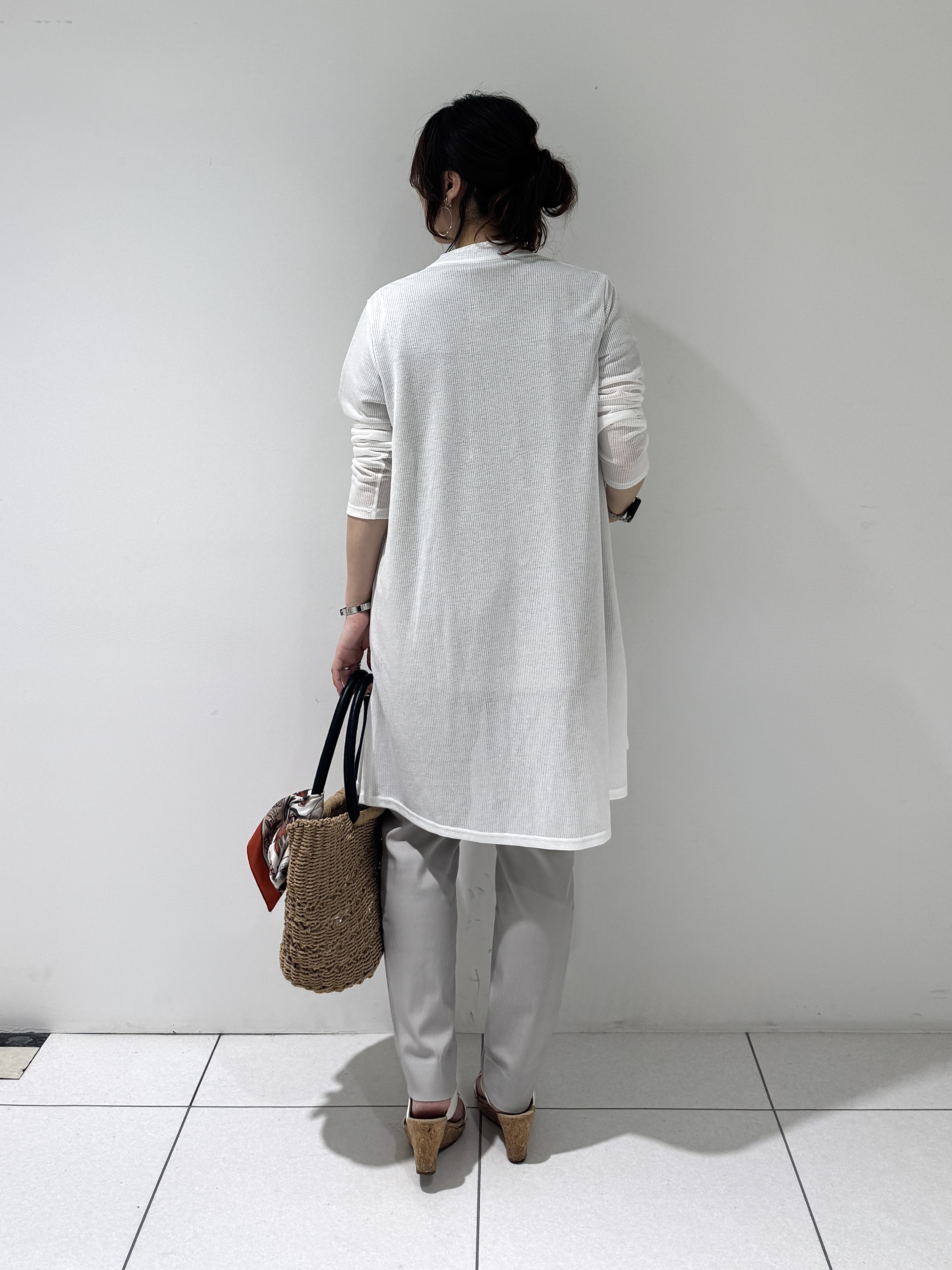 そんさんの「INDIVI｜【洗える／アンサンブル可能】シアーストライプカーディガン」を使ったコーディネート