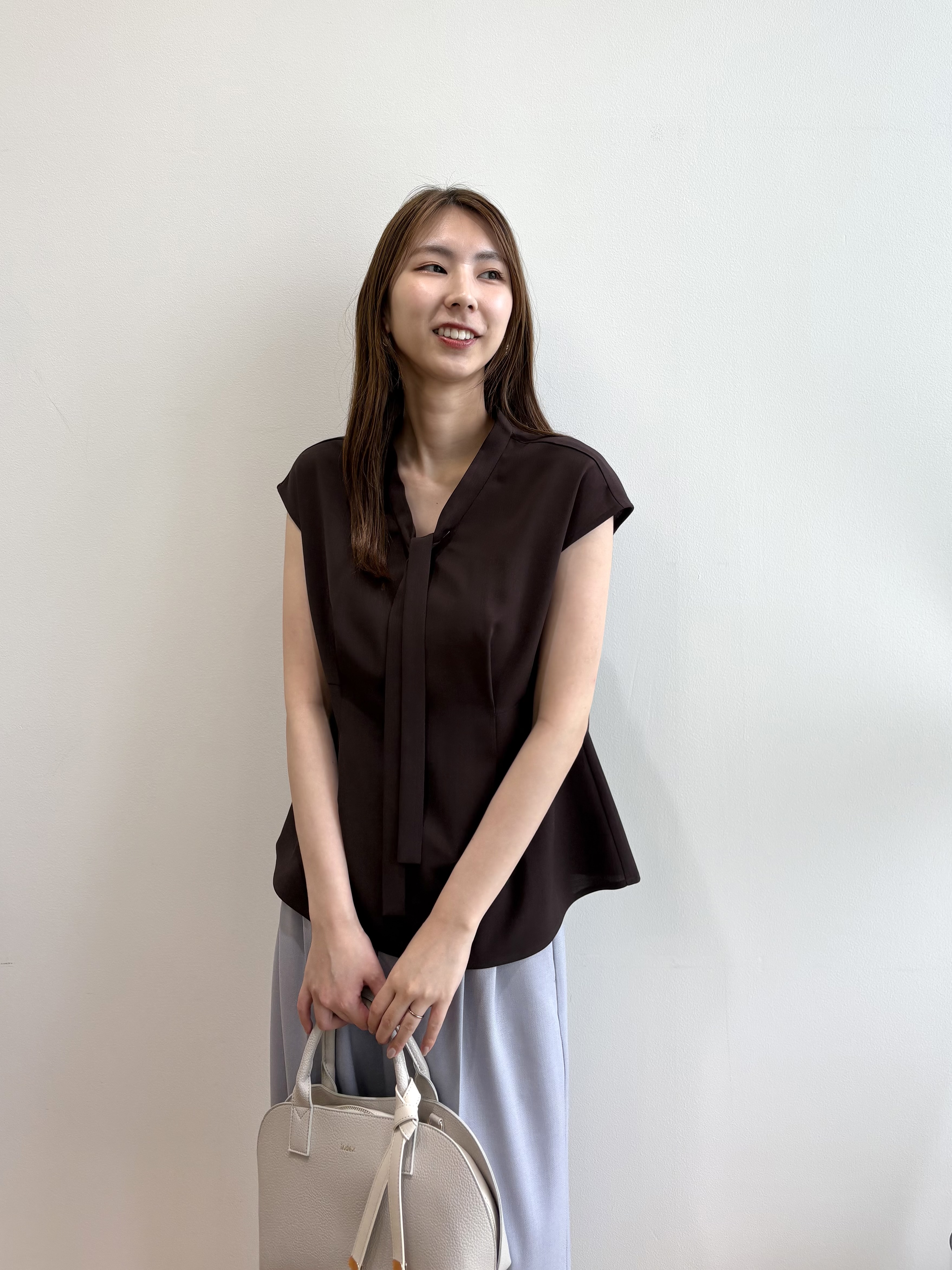 めぐさんの「index｜【接触冷感／防シワ】ペプラムボウタイブラウス《洗濯機OK／ストレッチ》」を使ったコーディネート