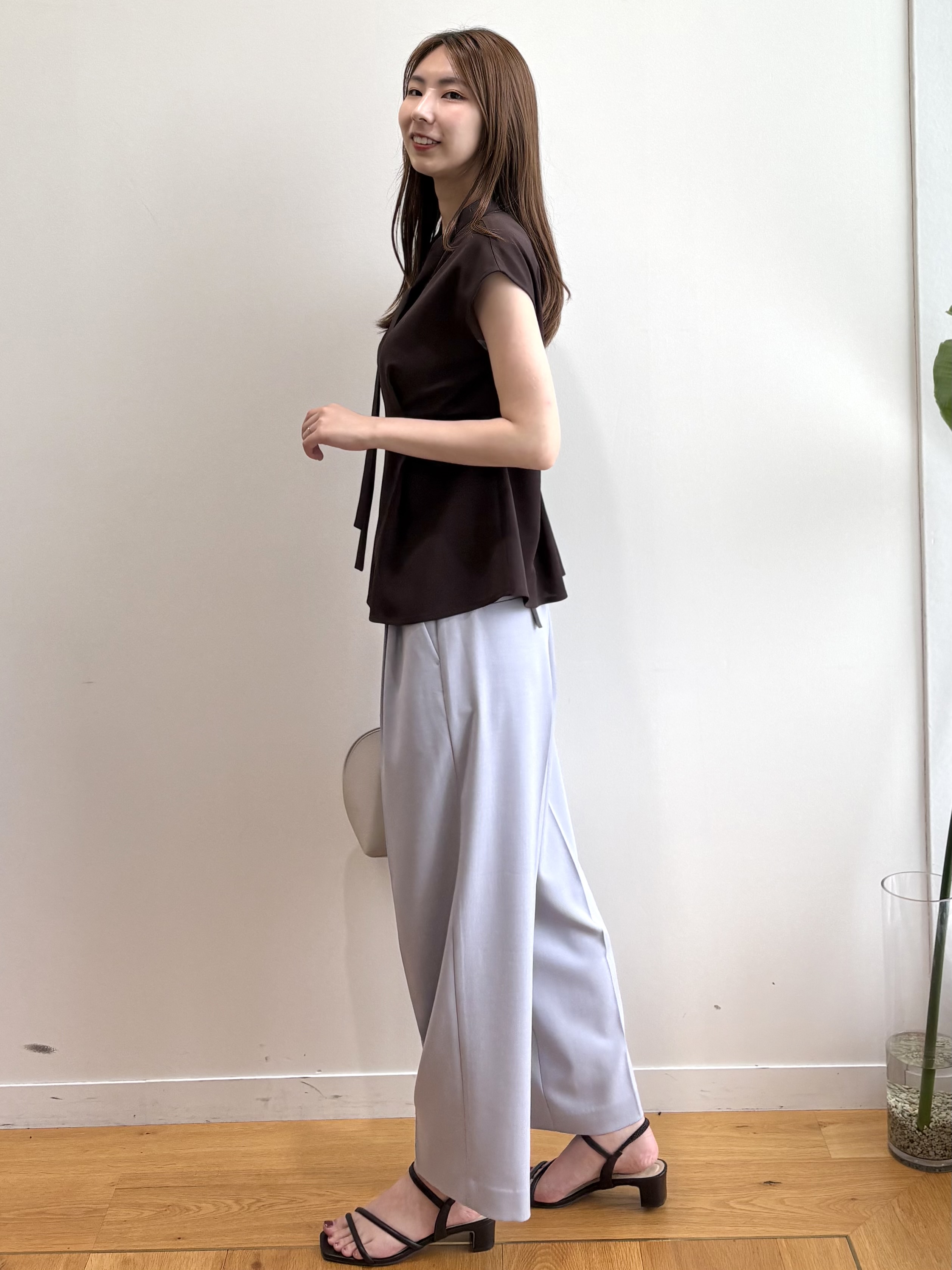 めぐさんの「index｜【接触冷感／防シワ】ペプラムボウタイブラウス《洗濯機OK／ストレッチ》」を使ったコーディネート