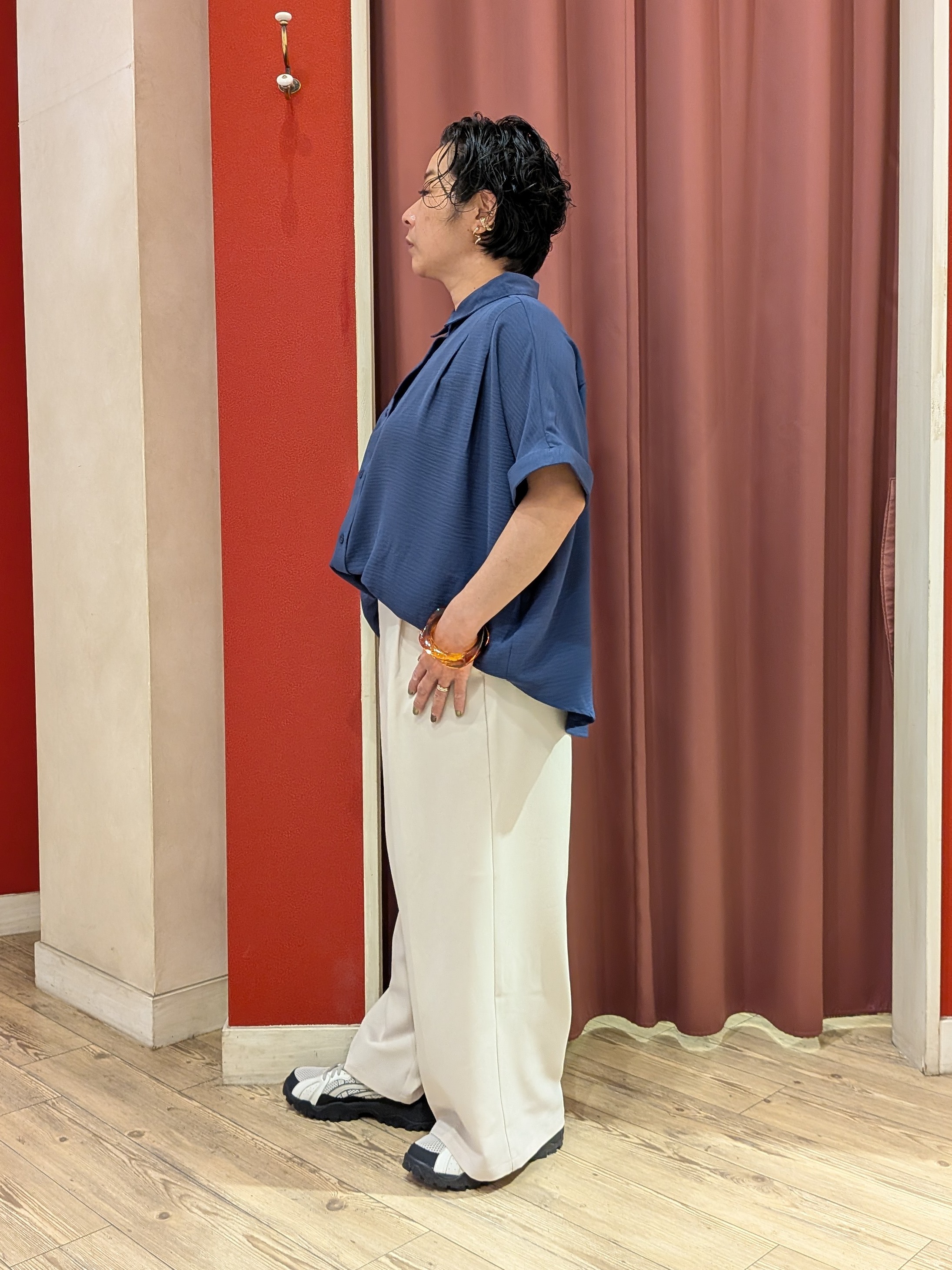 cameさんの「SHOO･LA･RUE｜【洗濯後しわになりにくい/体型カバー】二の腕も隠せる　お袖ロールアップ半袖シャツ」を使ったコーディネート