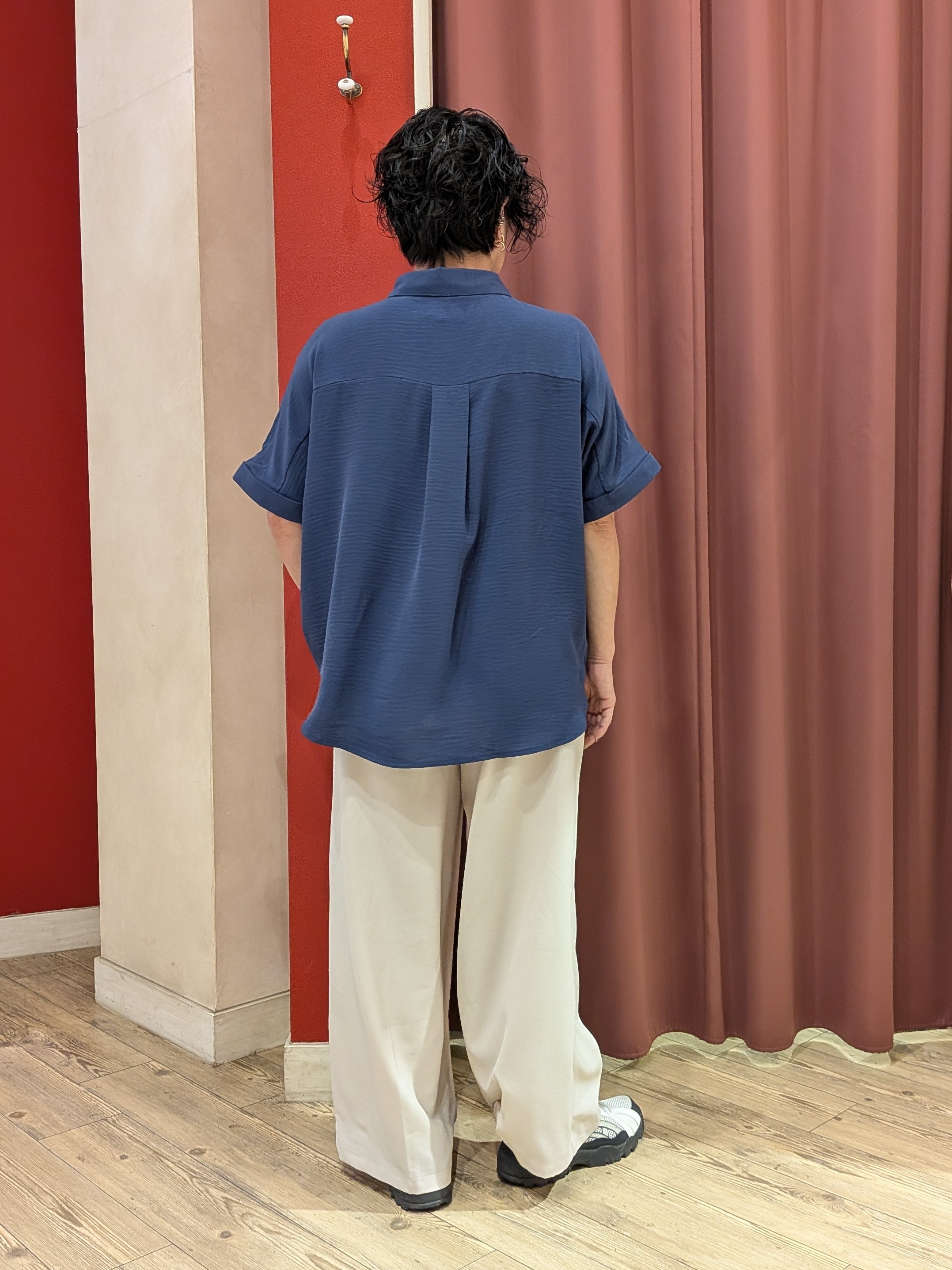 cameさんの「SHOO･LA･RUE｜【洗濯後しわになりにくい/体型カバー】二の腕も隠せる　お袖ロールアップ半袖シャツ」を使ったコーディネート