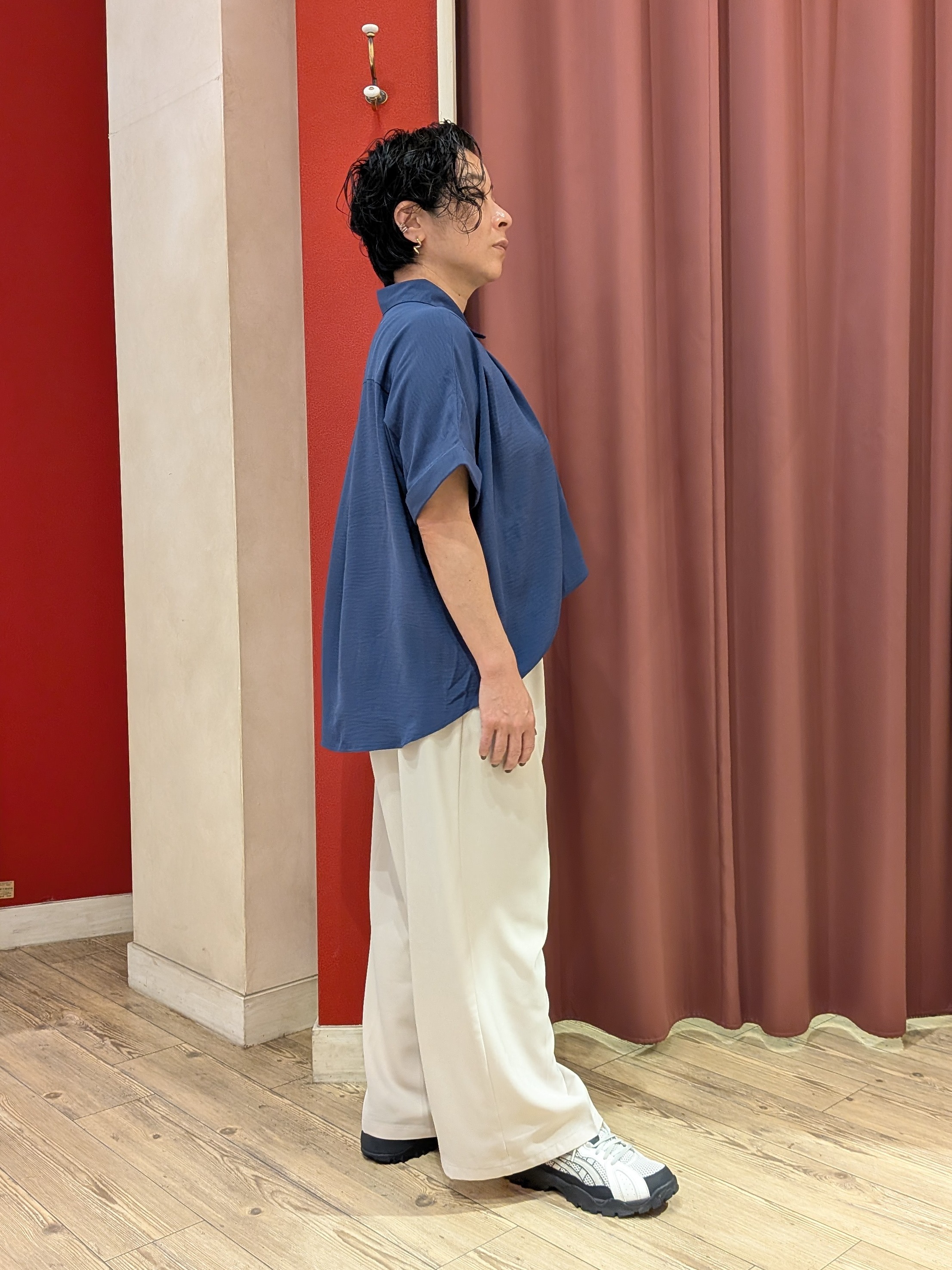 cameさんの「SHOO･LA･RUE｜【洗濯後しわになりにくい/体型カバー】二の腕も隠せる　お袖ロールアップ半袖シャツ」を使ったコーディネート