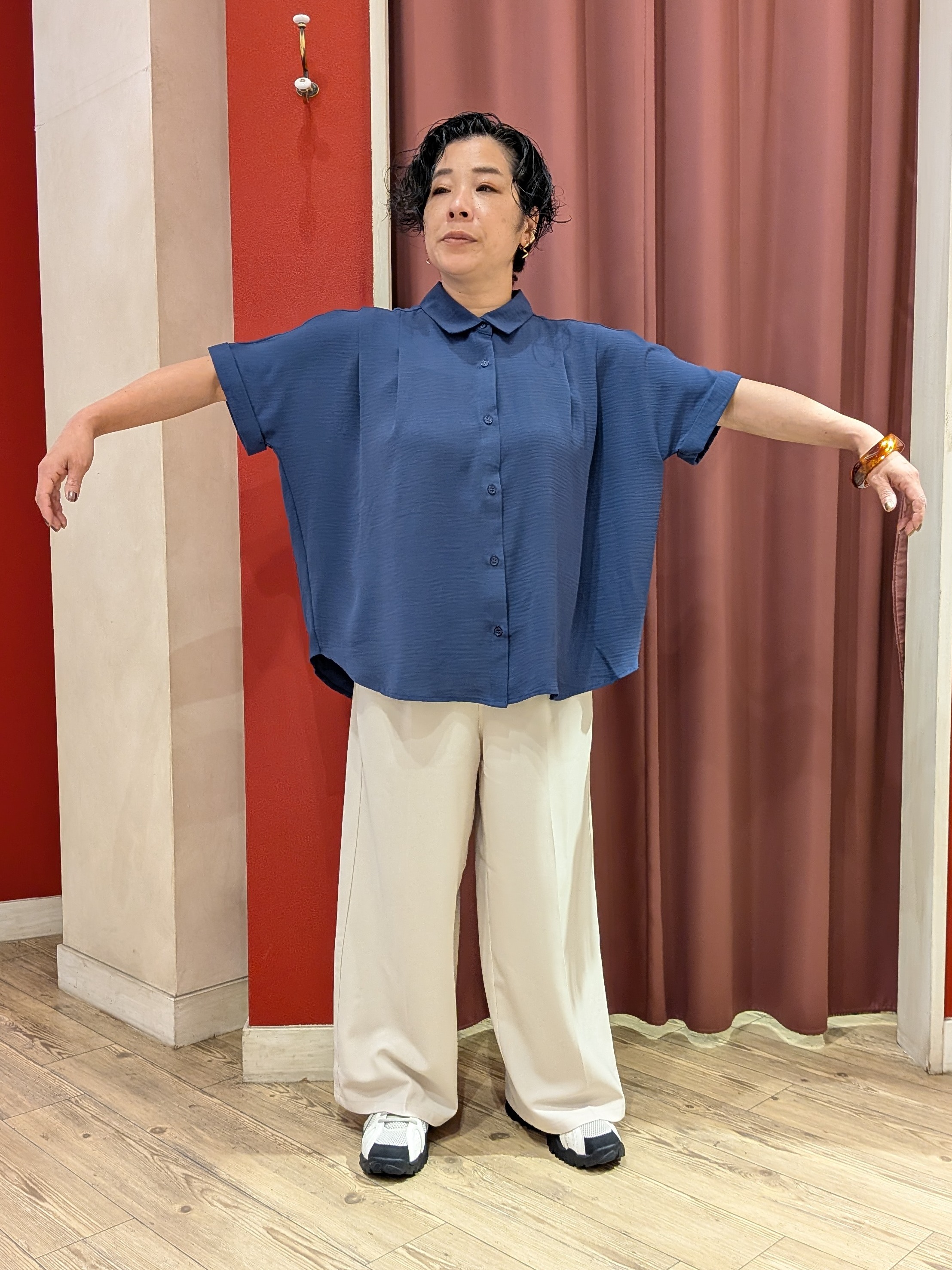 cameさんの「SHOO･LA･RUE｜【洗濯後しわになりにくい/体型カバー】二の腕も隠せる　お袖ロールアップ半袖シャツ」を使ったコーディネート