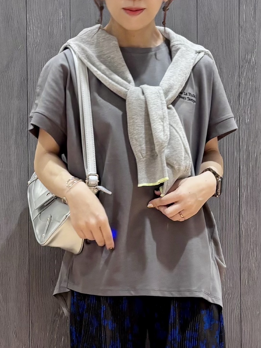 meiさんの「SHOO･LA･RUE｜【汗じみ防止/S-LL/体型カバー/洗濯機可】汗じみが気になりにくい 大人の刺繍ロゴTシャツ」を使ったコーディネート