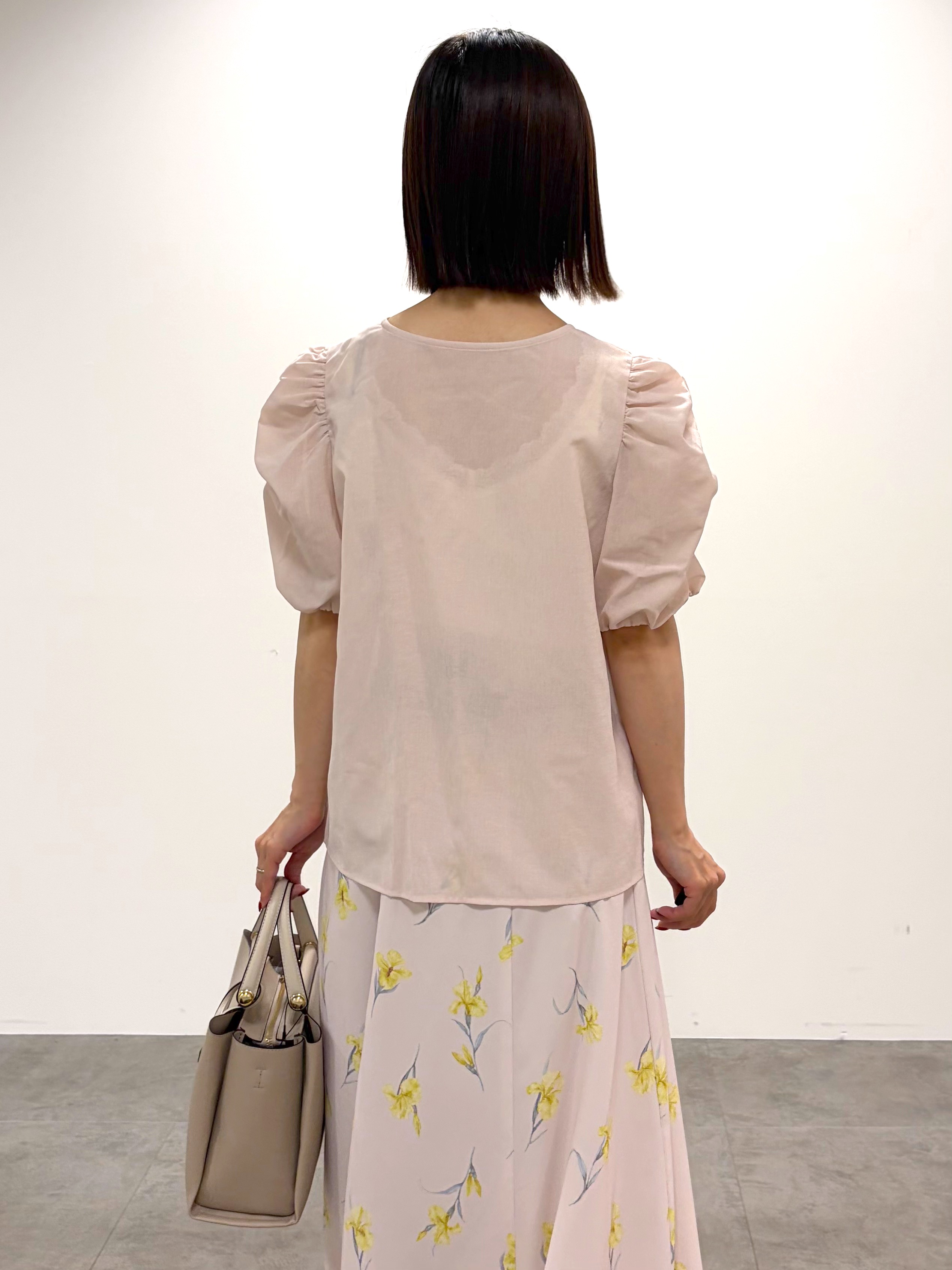 kozuさんの「index｜【接触冷感／防シワ】シャーリングスリーブブラウス《洗濯機OK》」を使ったコーディネート