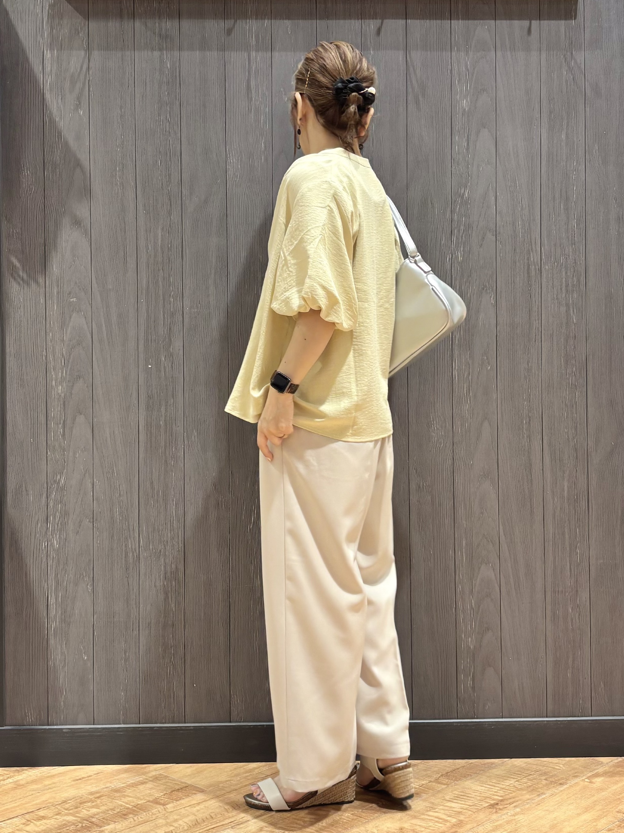 meiさんの「SHOO･LA･RUE｜【洗濯機可】バルーンスリーブで二の腕カバー キーネック5分袖ブラウス」を使ったコーディネート