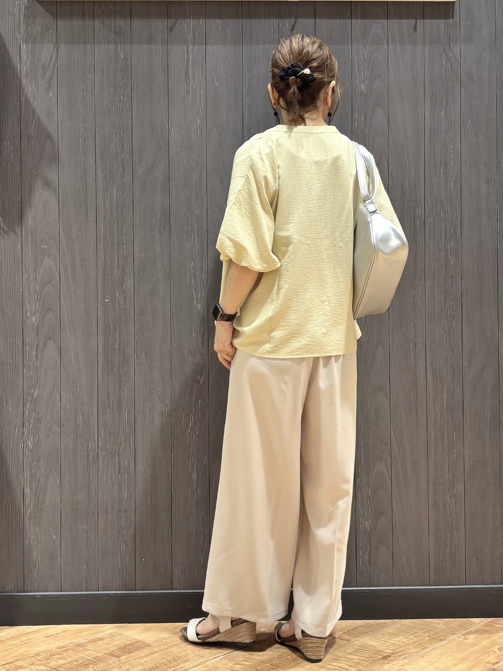meiさんの「SHOO･LA･RUE｜【洗濯機可】バルーンスリーブで二の腕カバー キーネック5分袖ブラウス」を使ったコーディネート