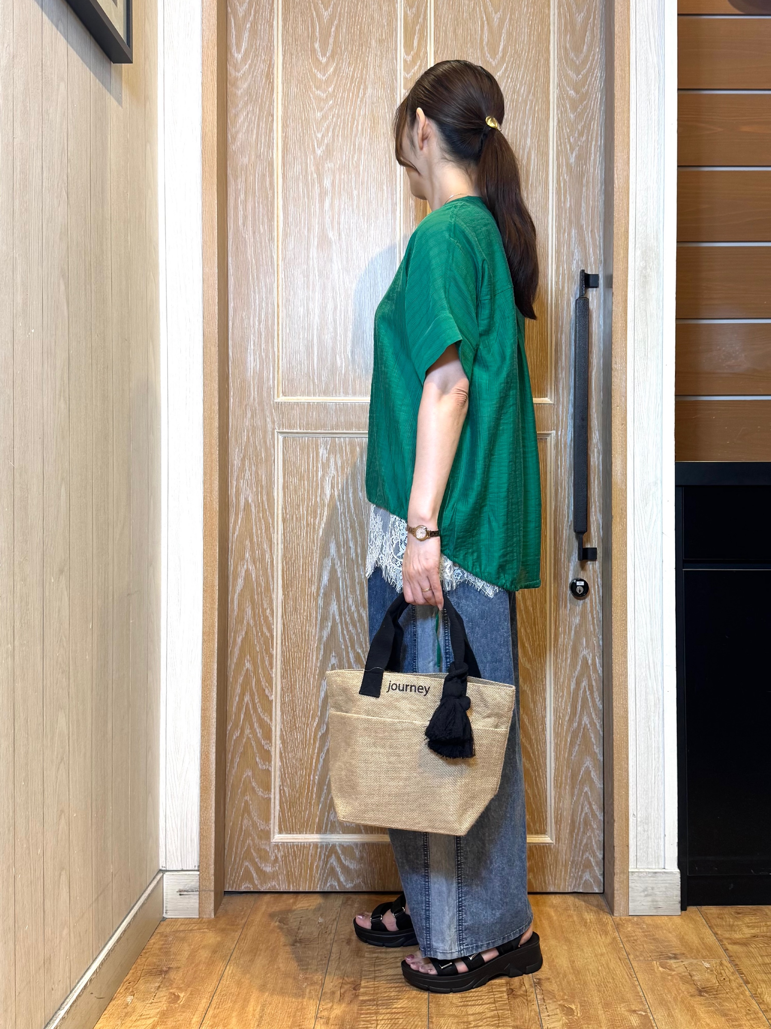 KAORIさんの「SHOO･LA･RUE｜【高レビュー/体型カバー】インせず着られる スキッパー裾リボンブラウス」を使ったコーディネート