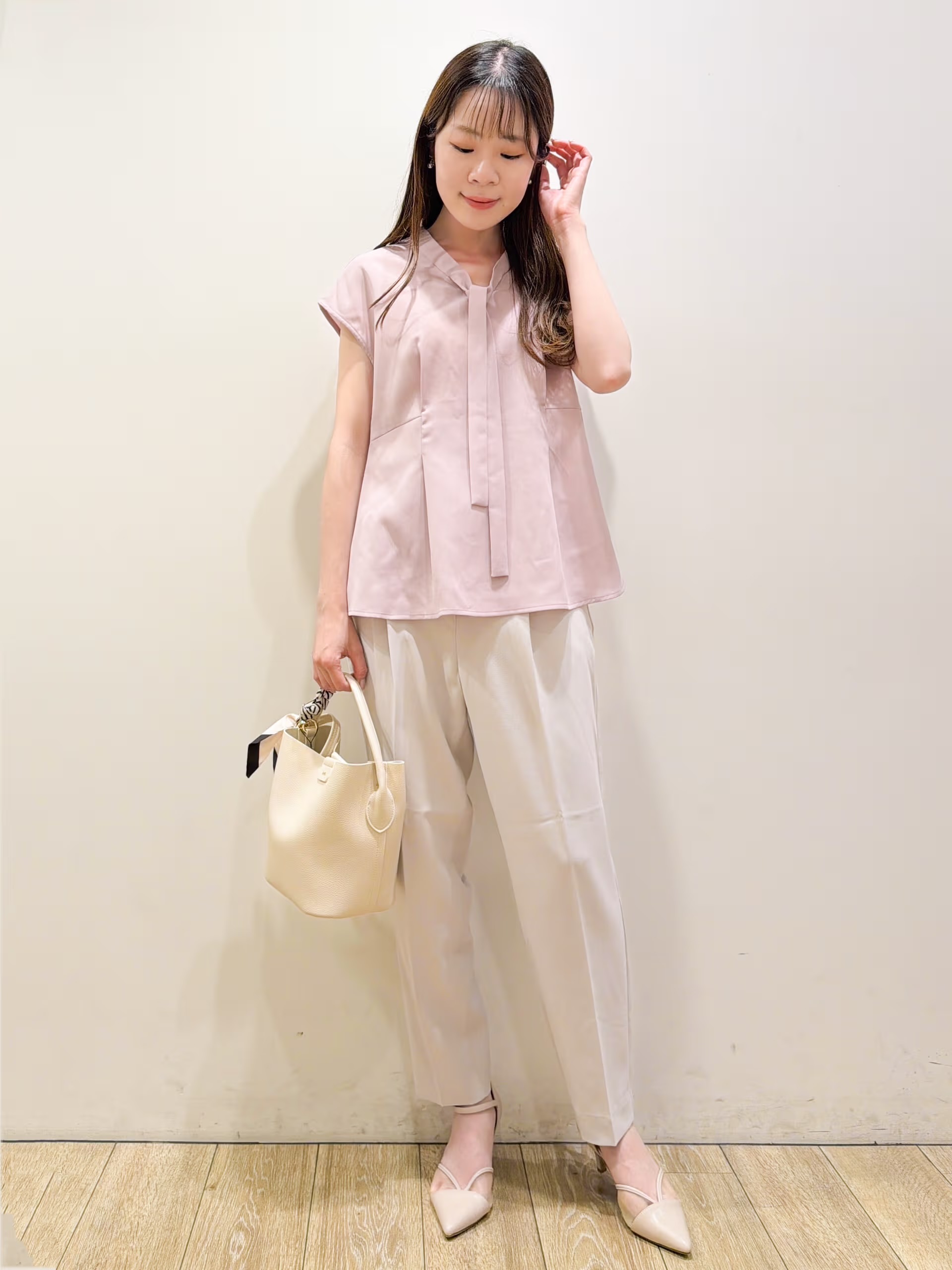 ayaさんの「index｜【接触冷感／防シワ】ペプラムボウタイブラウス《洗濯機OK／ストレッチ》」を使ったコーディネート