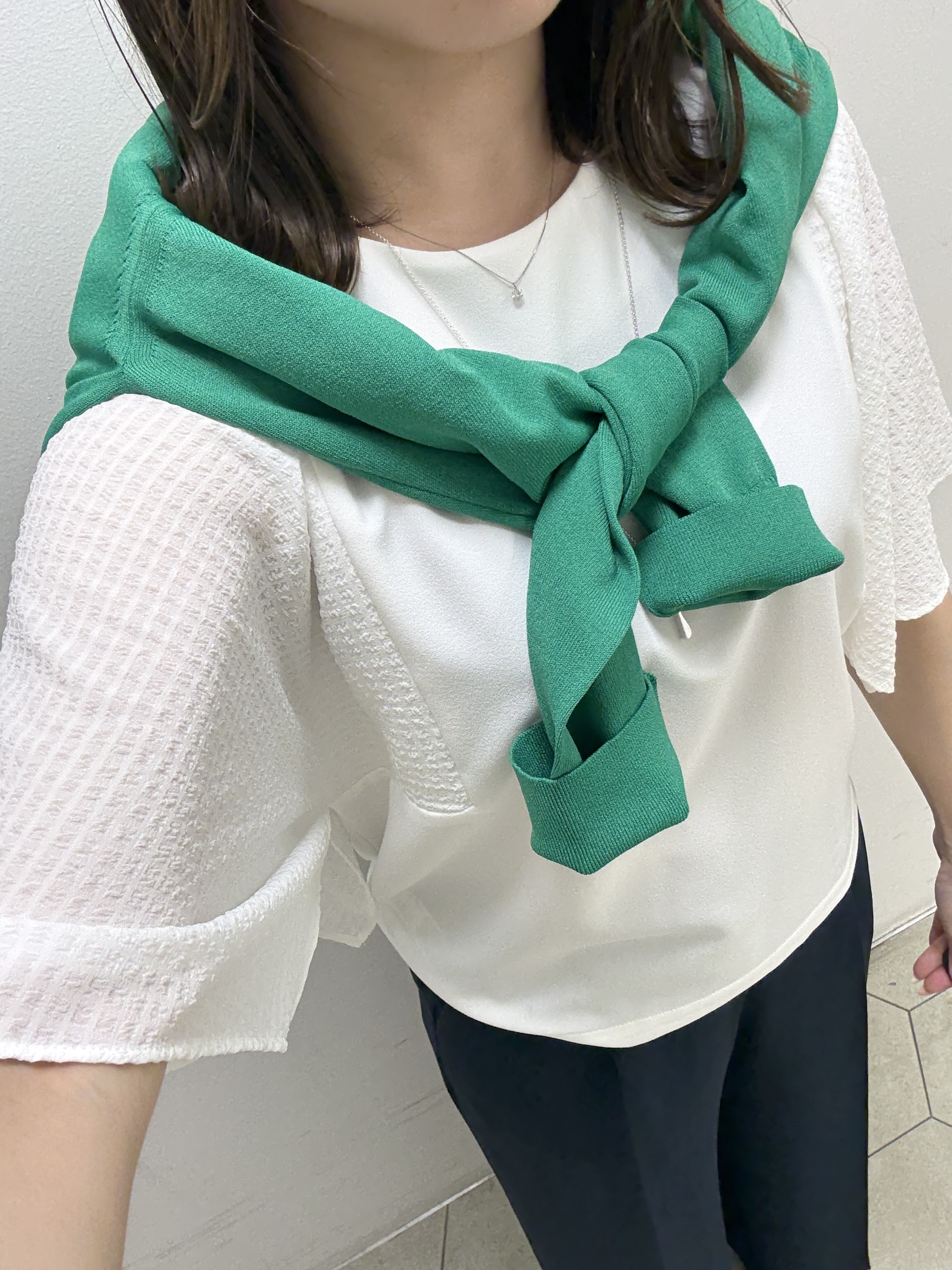 kahoさんの「INDIVI｜【洗える／シアーチェック柄】異素材コンビスリーブトップス」を使ったコーディネート