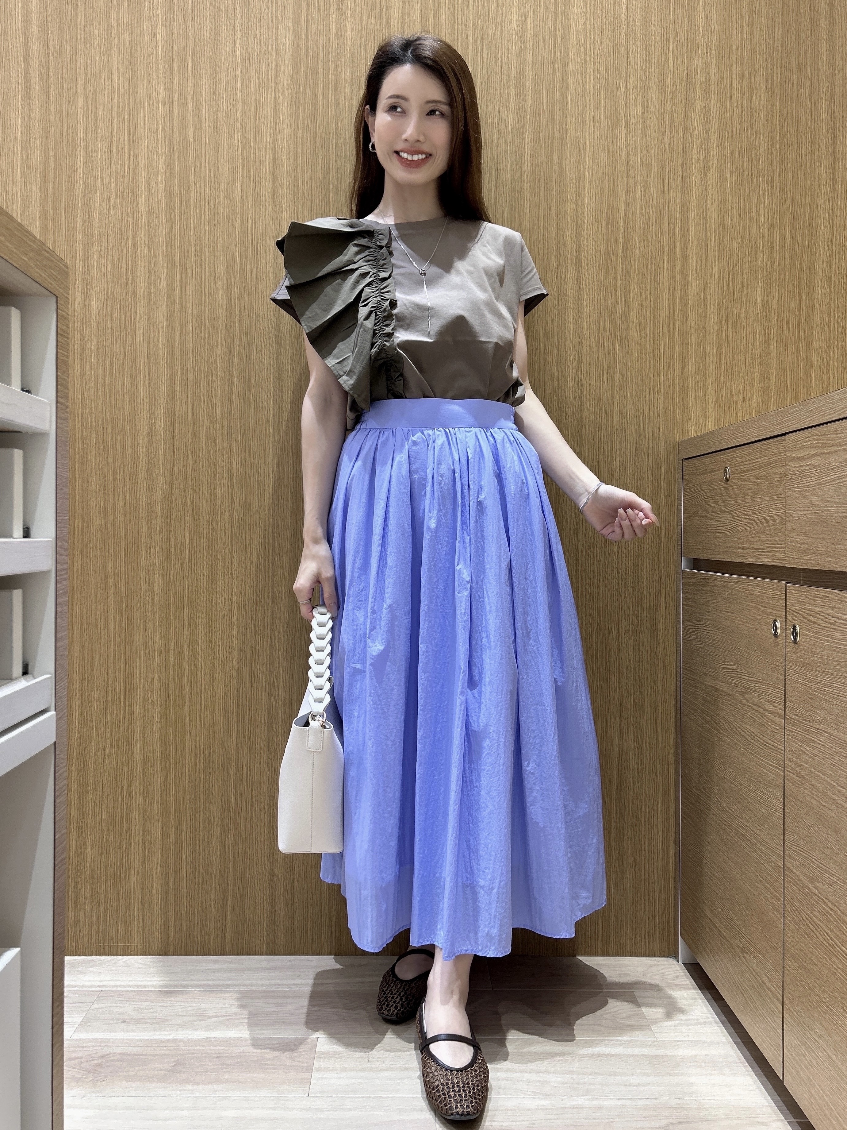 maiさんの「OPAQUE.CLIP｜【UVケア／接触冷感】アシメフリルドッキングカットソー《洗濯機OK》」を使ったコーディネート