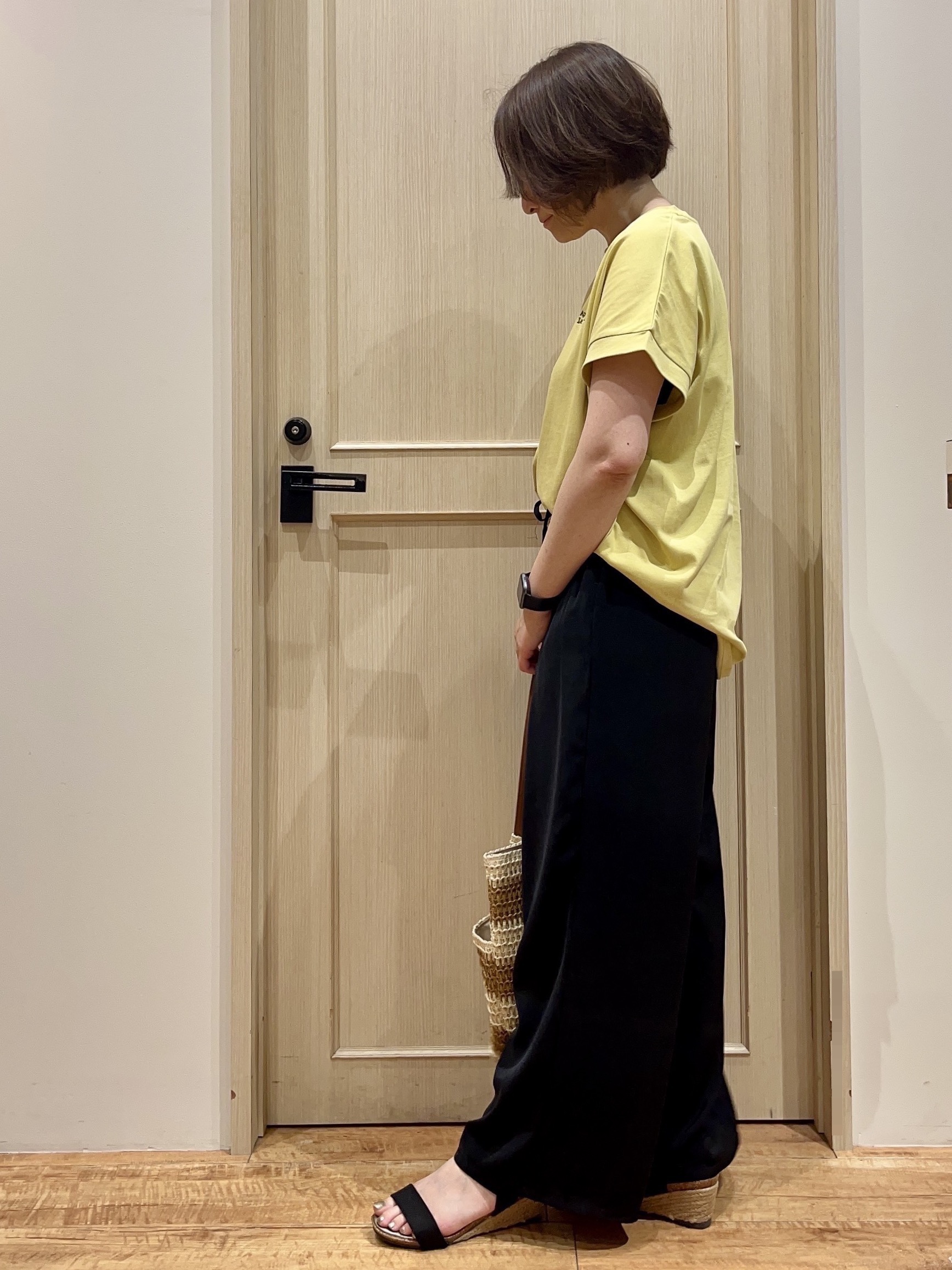 fukuiさんの「SHOO･LA･RUE｜【汗じみ防止/S-LL/体型カバー/洗濯機可】汗じみが気になりにくい 大人の刺繍ロゴTシャツ」を使ったコーディネート