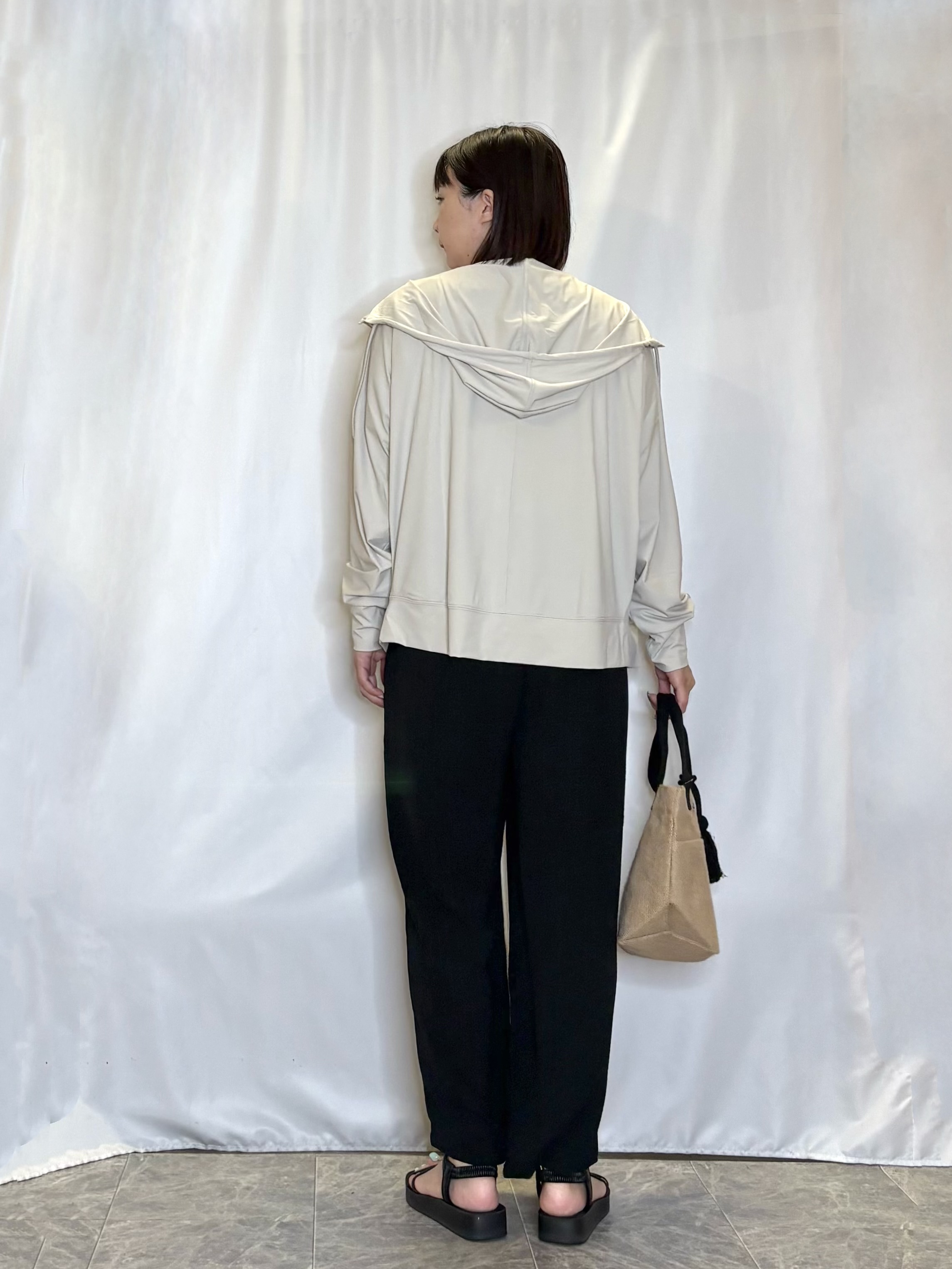 ネリさんの「SHOO･LA･RUE｜【UV/S-LL/洗濯機可】手の甲から首元まで隠れる 指穴つき ドルマンパーカー」を使ったコーディネート