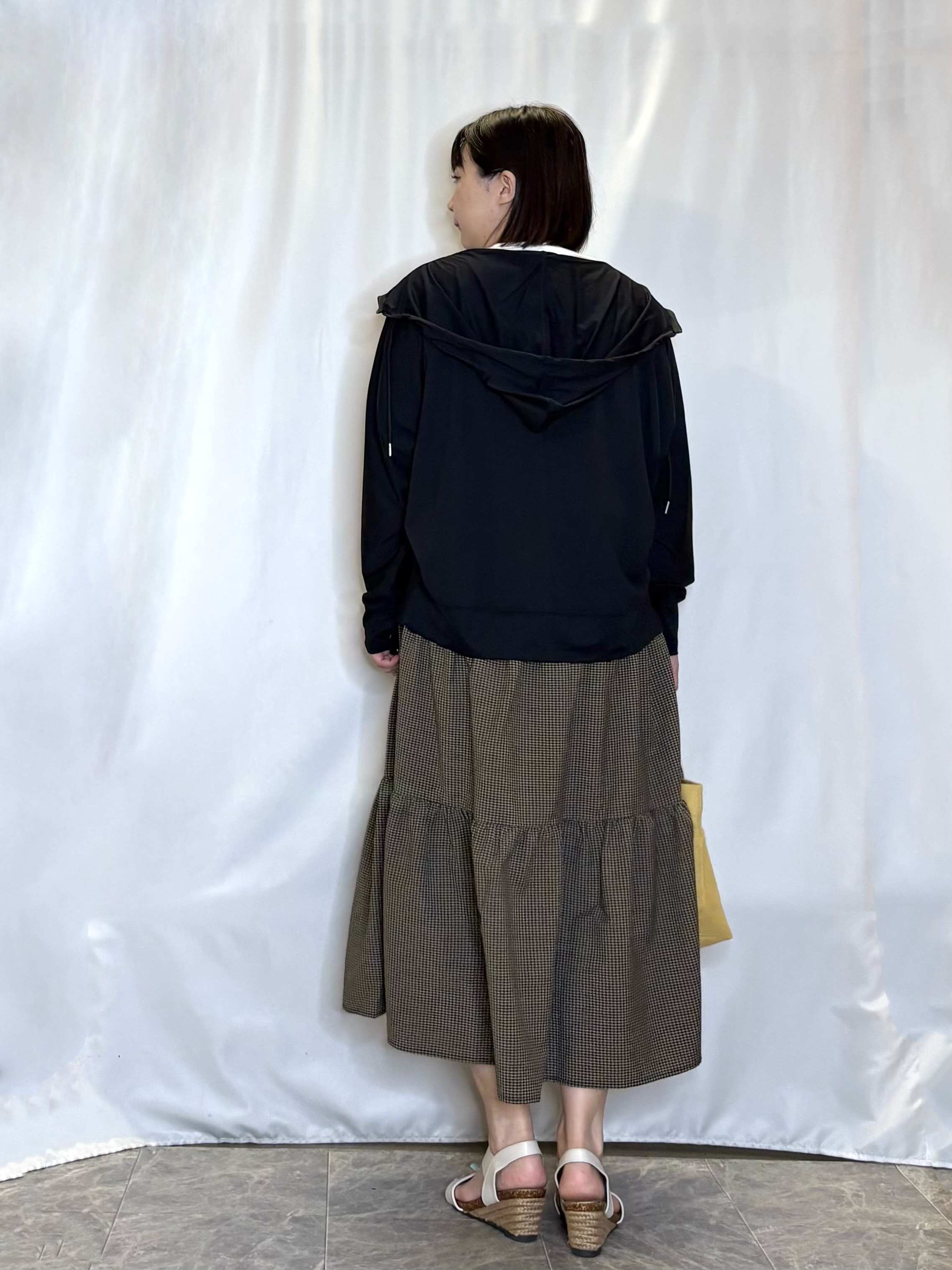 ネリさんの「SHOO･LA･RUE｜【UV/S-LL/洗濯機可】手の甲から首元まで隠れる 指穴つき ドルマンパーカー」を使ったコーディネート