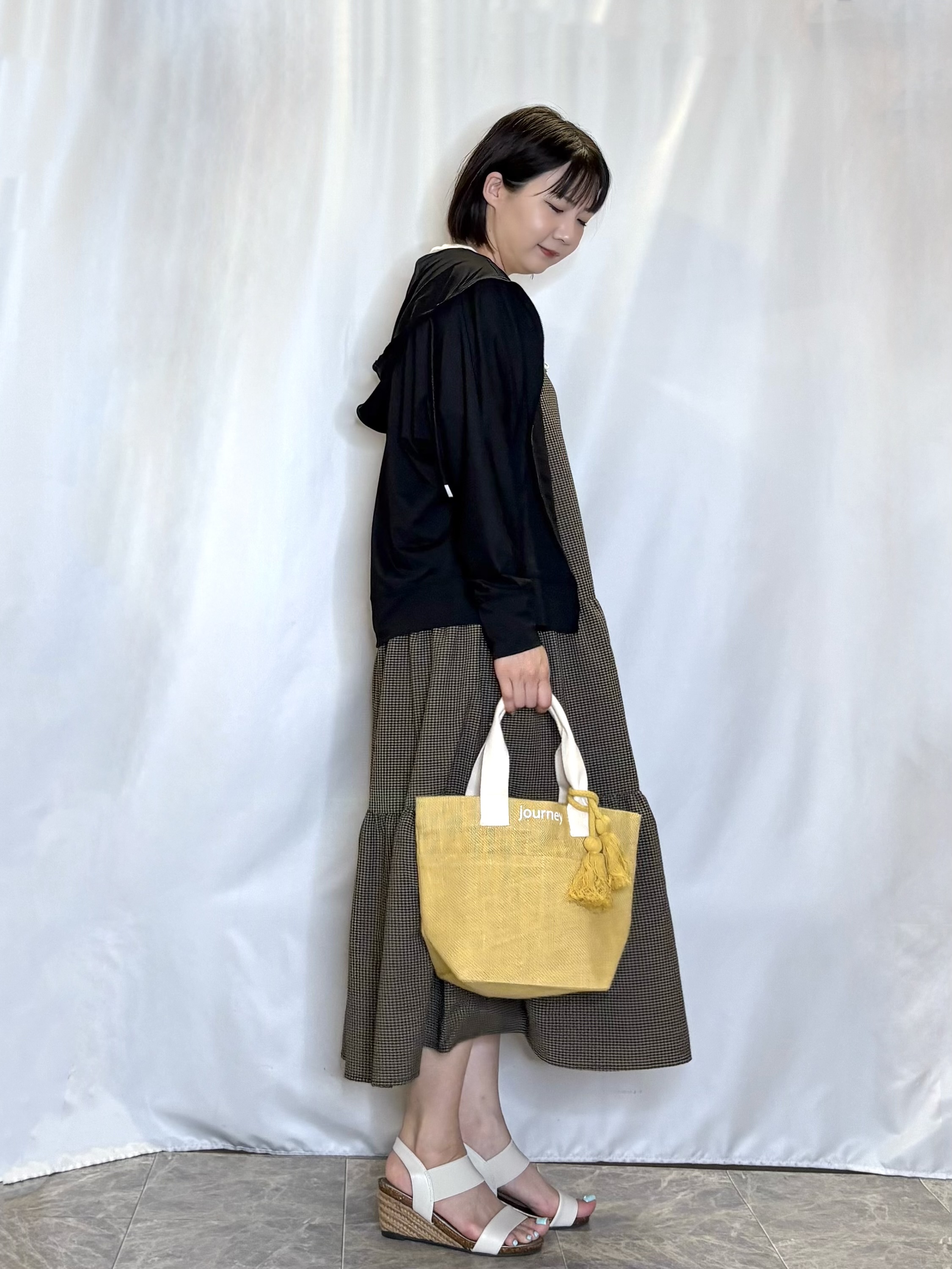ネリさんの「SHOO･LA･RUE｜【UV/S-LL/洗濯機可】手の甲から首元まで隠れる 指穴つき ドルマンパーカー」を使ったコーディネート