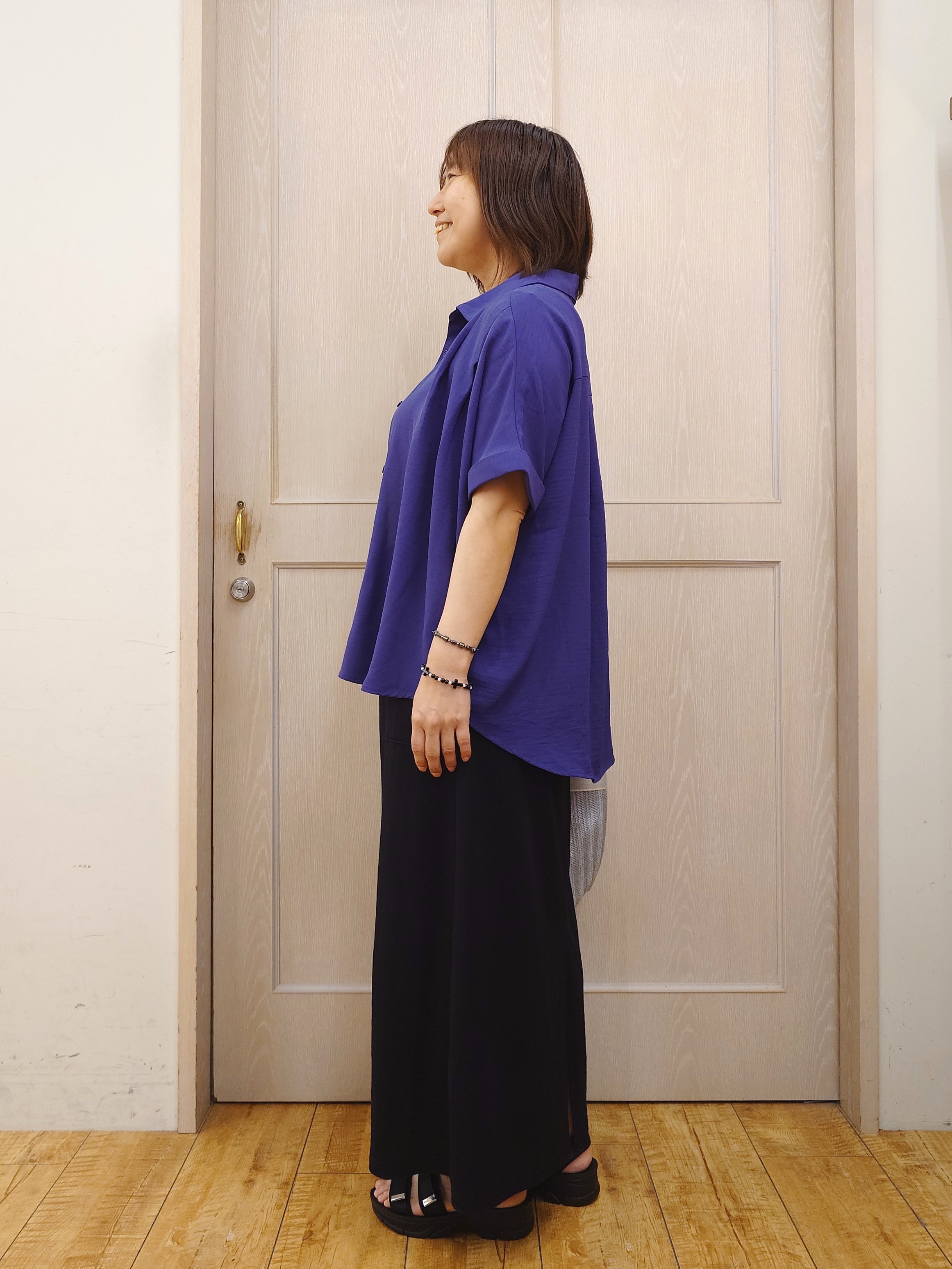 とろろさんの「SHOO･LA･RUE｜【洗濯後しわになりにくい/体型カバー】二の腕も隠せる　お袖ロールアップ半袖シャツ」を使ったコーディネート