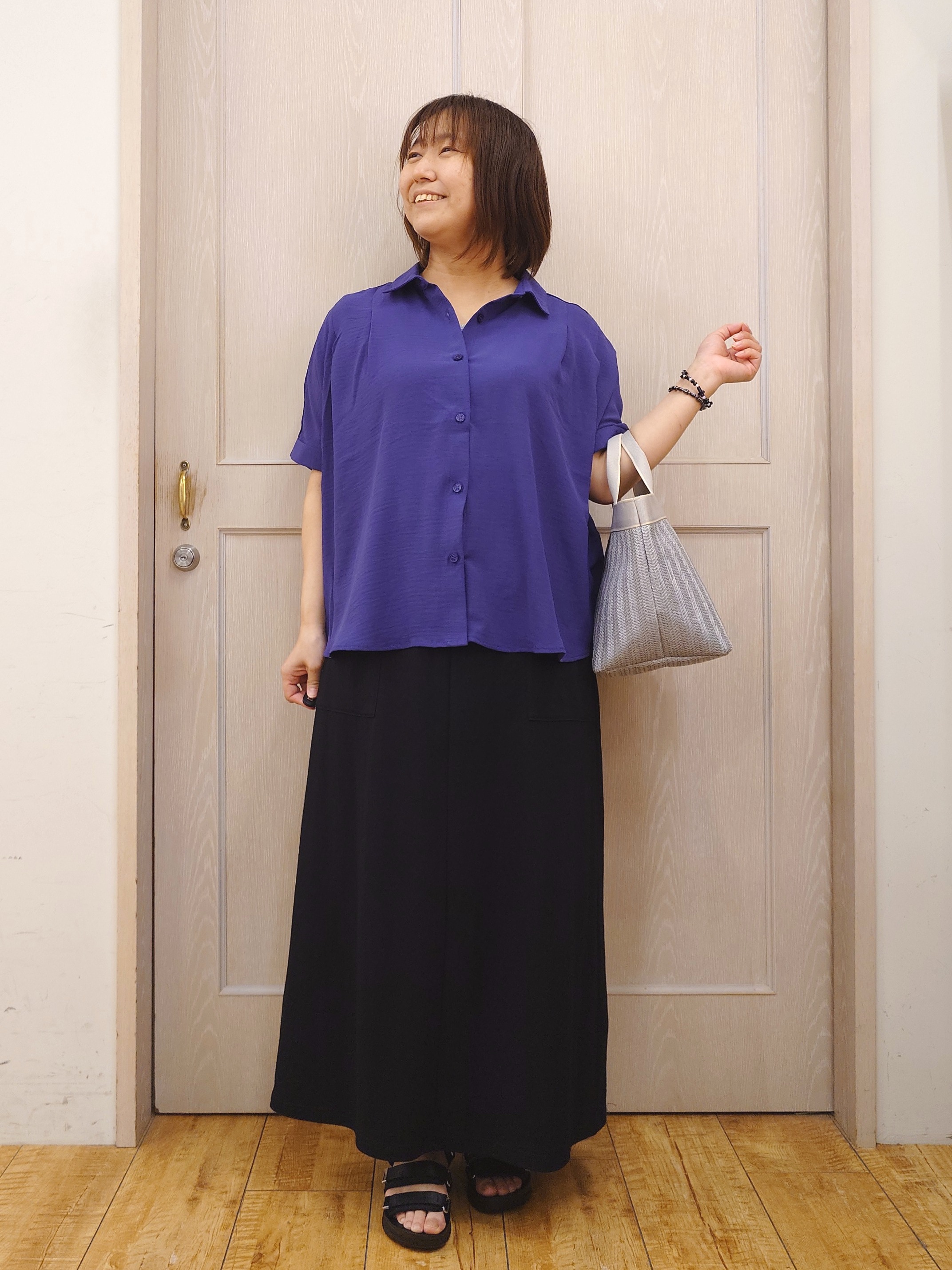 とろろさんの「SHOO･LA･RUE｜【洗濯後しわになりにくい/体型カバー】二の腕も隠せる　お袖ロールアップ半袖シャツ」を使ったコーディネート