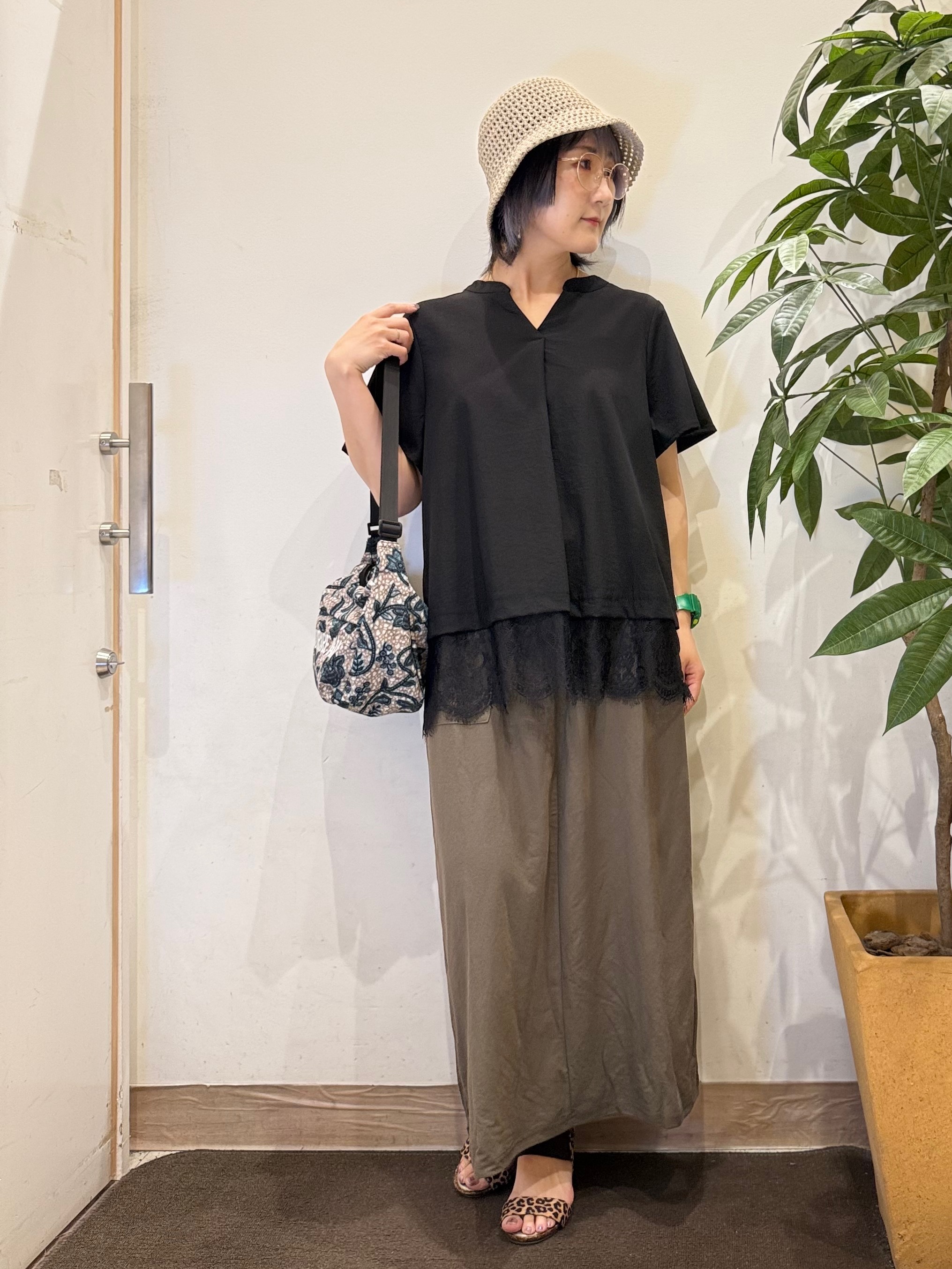 misakiさんの「SHOO･LA･RUE｜【S-LL/洗濯機可】軽凛(かろりん) 楽に着られて上品 裾レーススキッパーブラウス」を使ったコーディネート