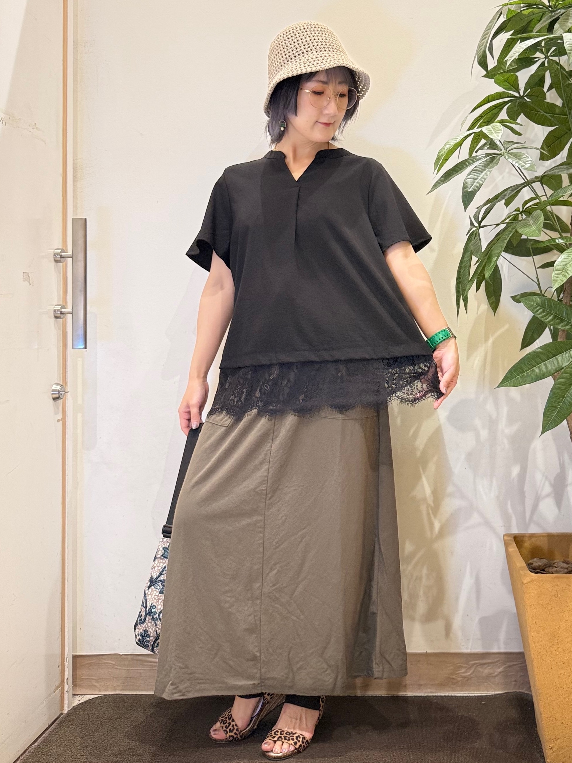 misakiさんの「SHOO･LA･RUE｜【S-LL/洗濯機可】軽凛(かろりん) 楽に着られて上品 裾レーススキッパーブラウス」を使ったコーディネート