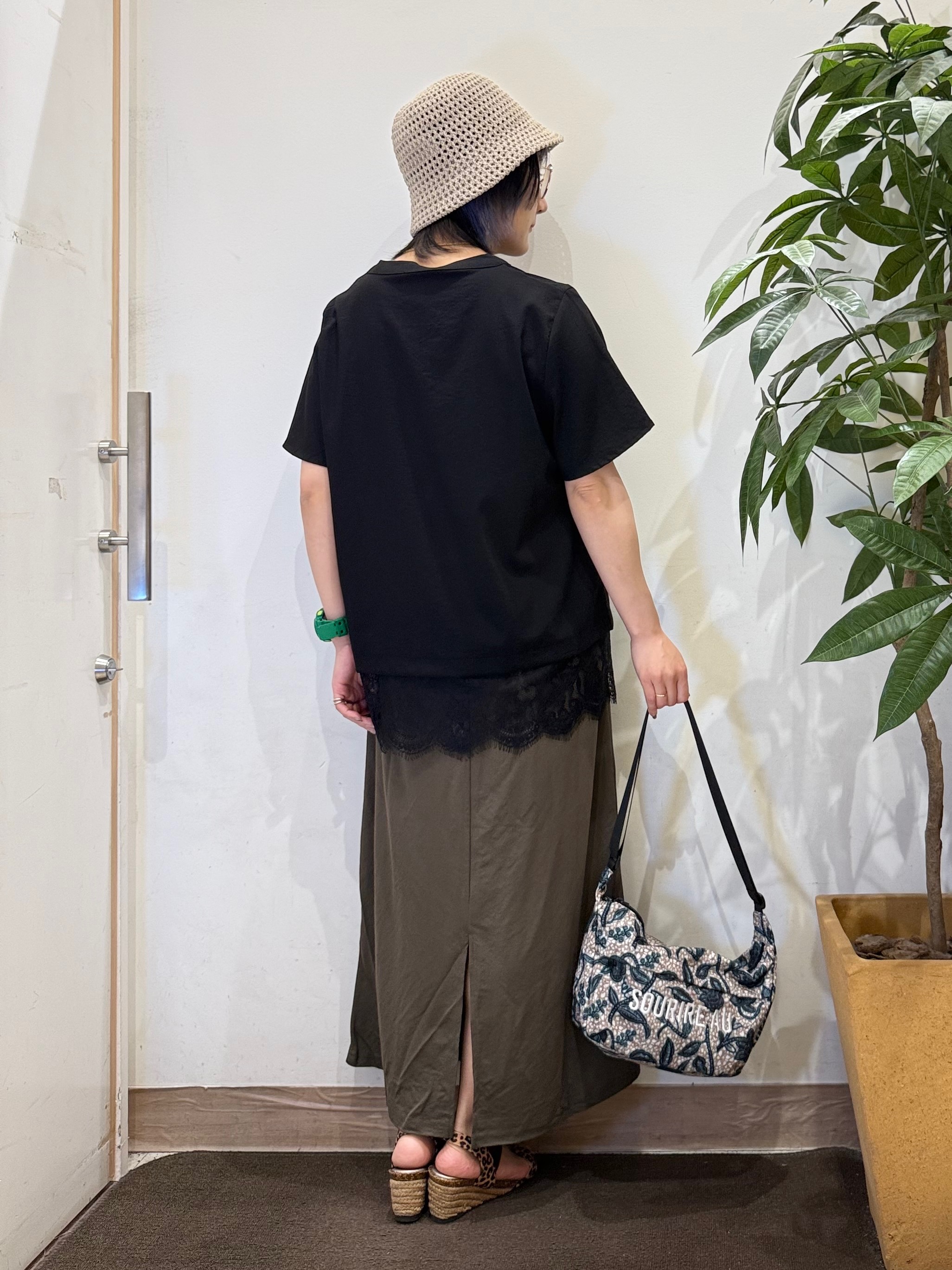 misakiさんの「SHOO･LA･RUE｜【S-LL/洗濯機可】軽凛(かろりん) 楽に着られて上品 裾レーススキッパーブラウス」を使ったコーディネート