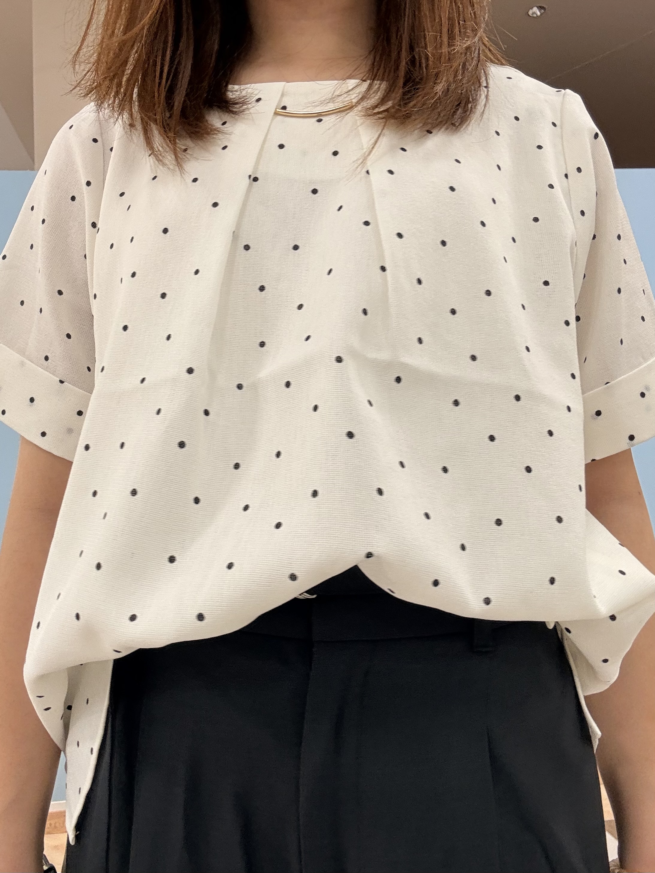 Naaatsuさんの「SHOO･LA･RUE｜【通勤/S-LL/洗濯機可】ゴールドパーツがアクセント アクセサリーいらずのドット柄ブラウス」を使ったコーディネート