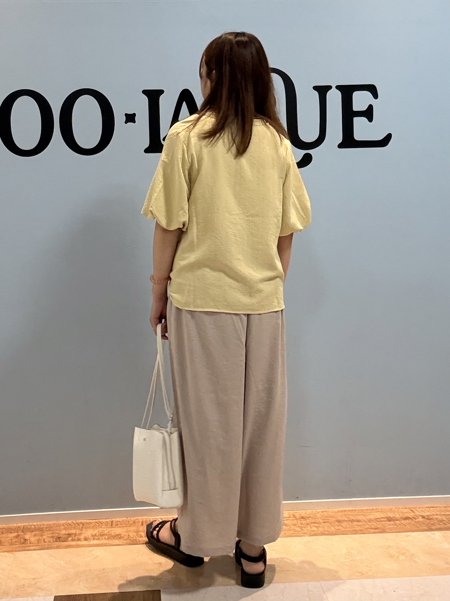 Naaatsuさんの「SHOO･LA･RUE｜【洗濯機可】バルーンスリーブで二の腕カバー キーネック5分袖ブラウス」を使ったコーディネート