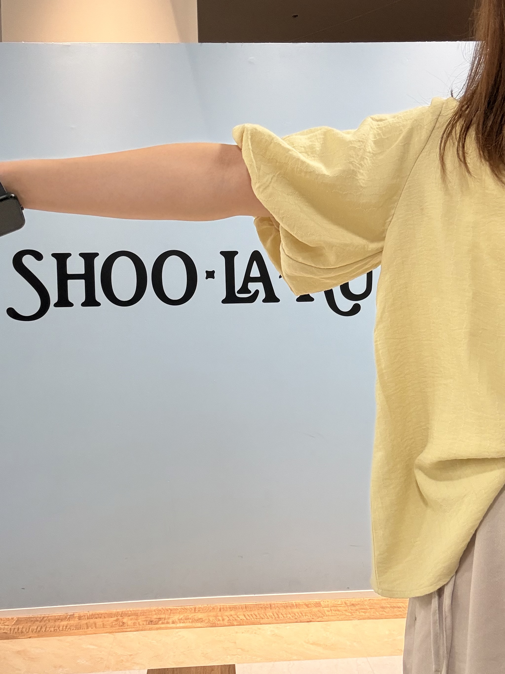 Naaatsuさんの「SHOO･LA･RUE｜【洗濯機可】バルーンスリーブで二の腕カバー キーネック5分袖ブラウス」を使ったコーディネート