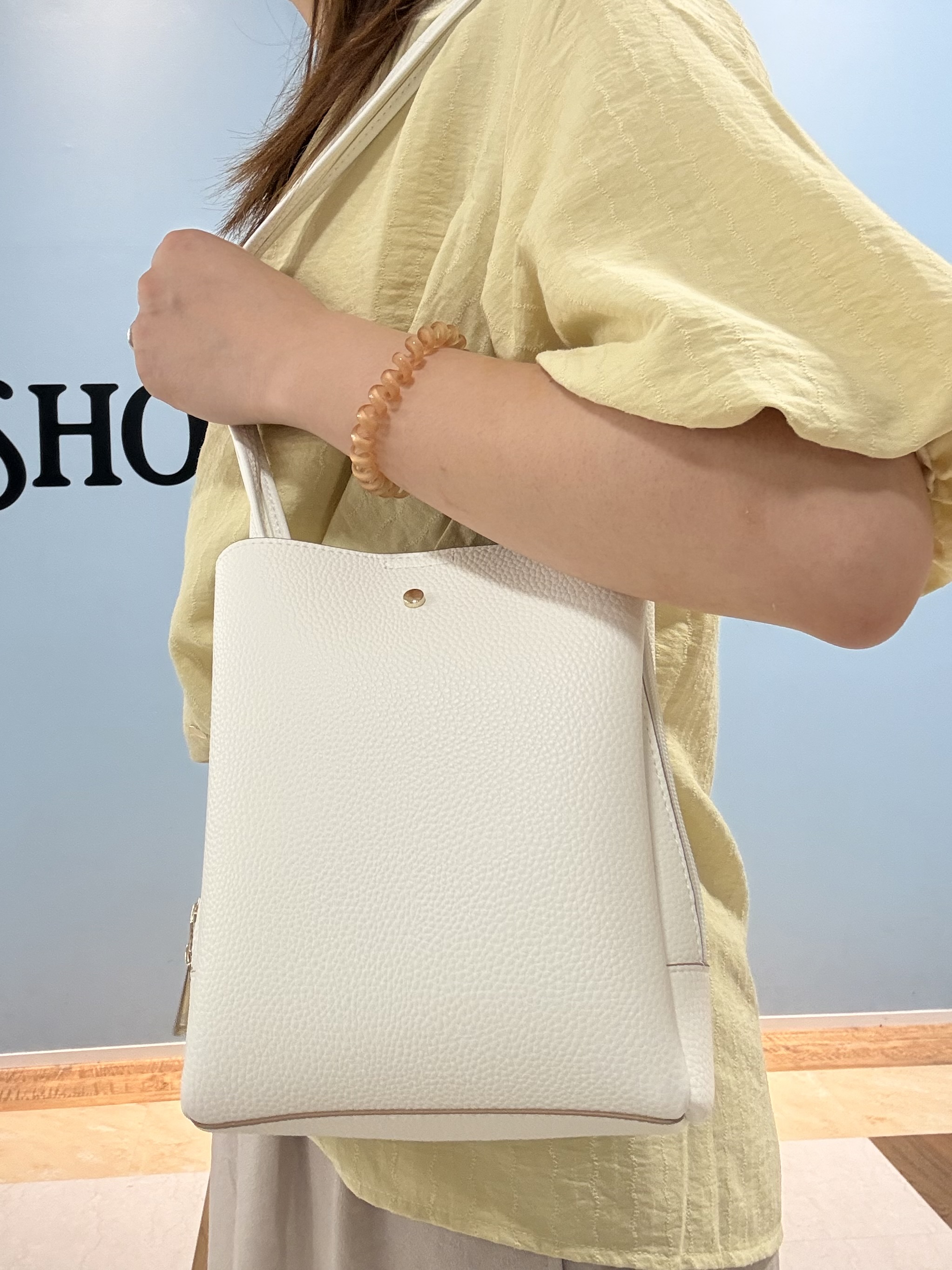 Naaatsuさんの「SHOO･LA･RUE｜【洗濯機可】バルーンスリーブで二の腕カバー キーネック5分袖ブラウス」を使ったコーディネート