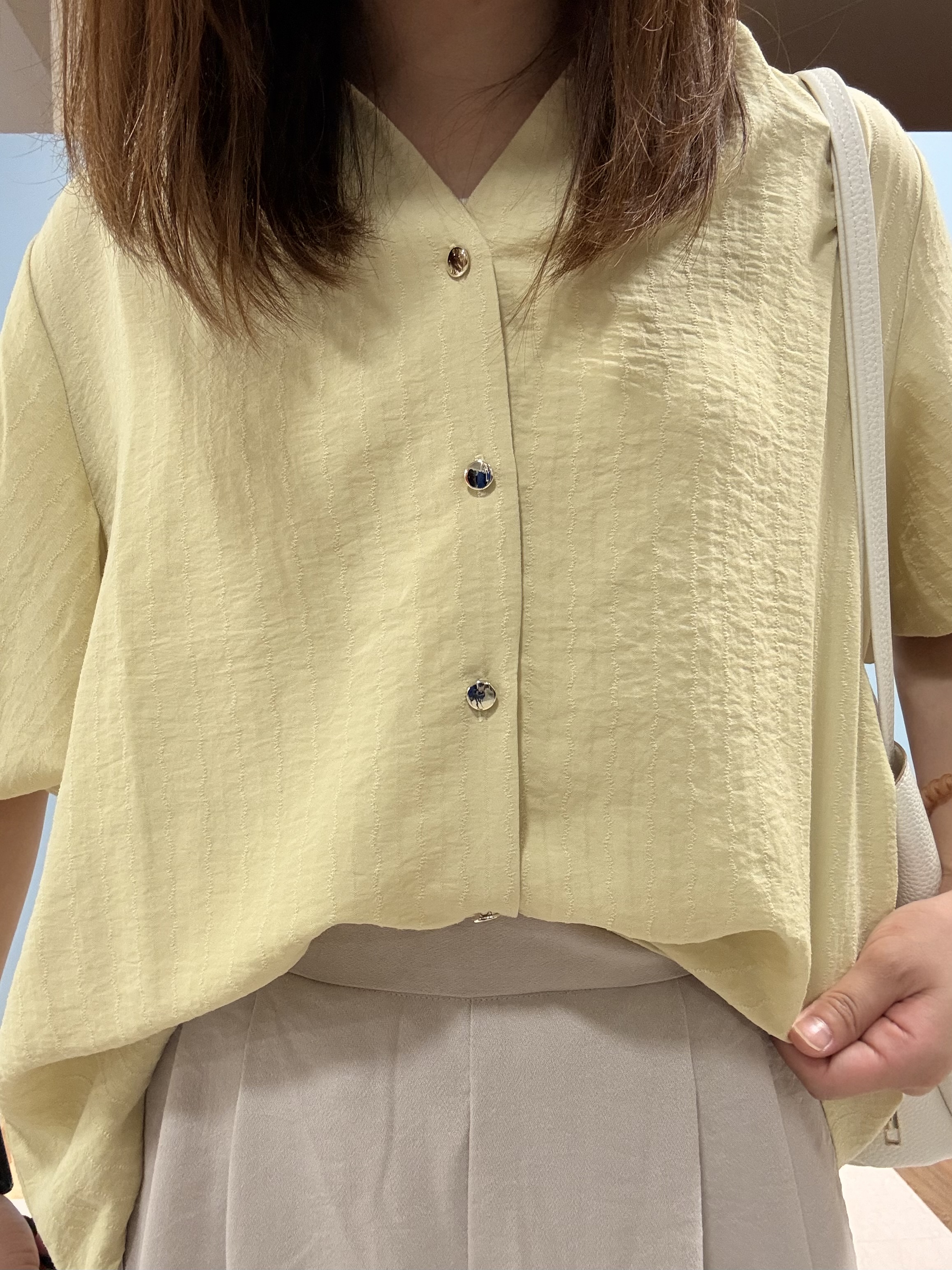 Naaatsuさんの「SHOO･LA･RUE｜【洗濯機可】バルーンスリーブで二の腕カバー キーネック5分袖ブラウス」を使ったコーディネート
