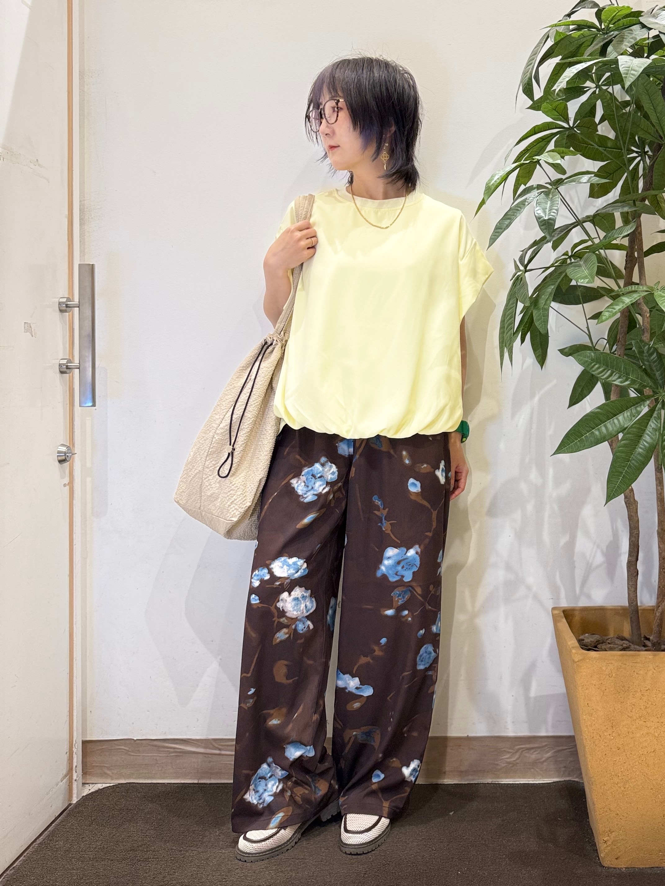 misakiさんの「SHOO･LA･RUE｜【洗濯機可/体型カバー】インしてる風 ふんわり裾バルーントップス」を使ったコーディネート