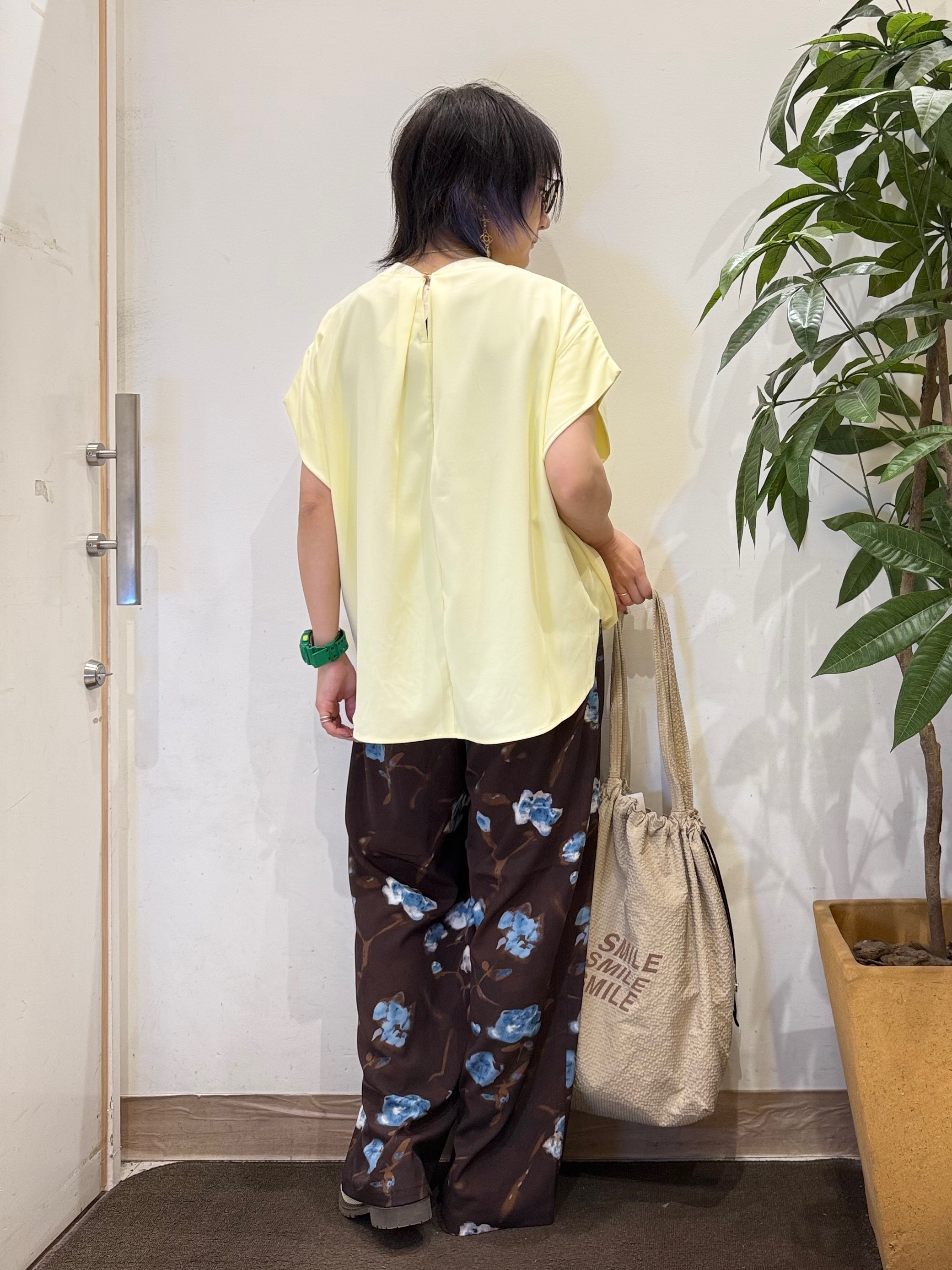 misakiさんの「SHOO･LA･RUE｜【洗濯機可/体型カバー】インしてる風 ふんわり裾バルーントップス」を使ったコーディネート