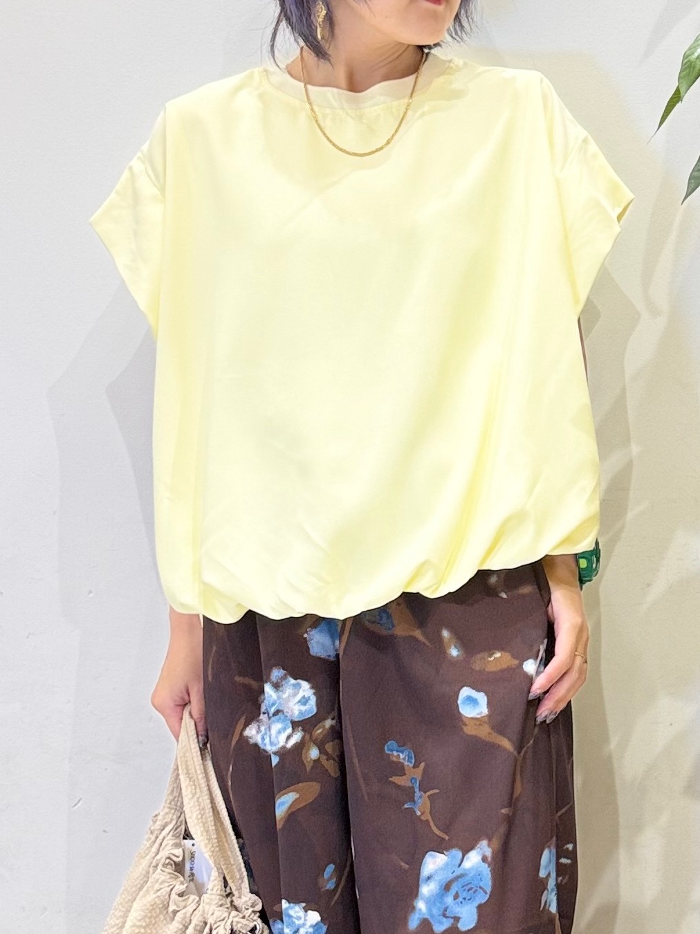 misakiさんの「SHOO･LA･RUE｜【洗濯機可/体型カバー】インしてる風 ふんわり裾バルーントップス」を使ったコーディネート