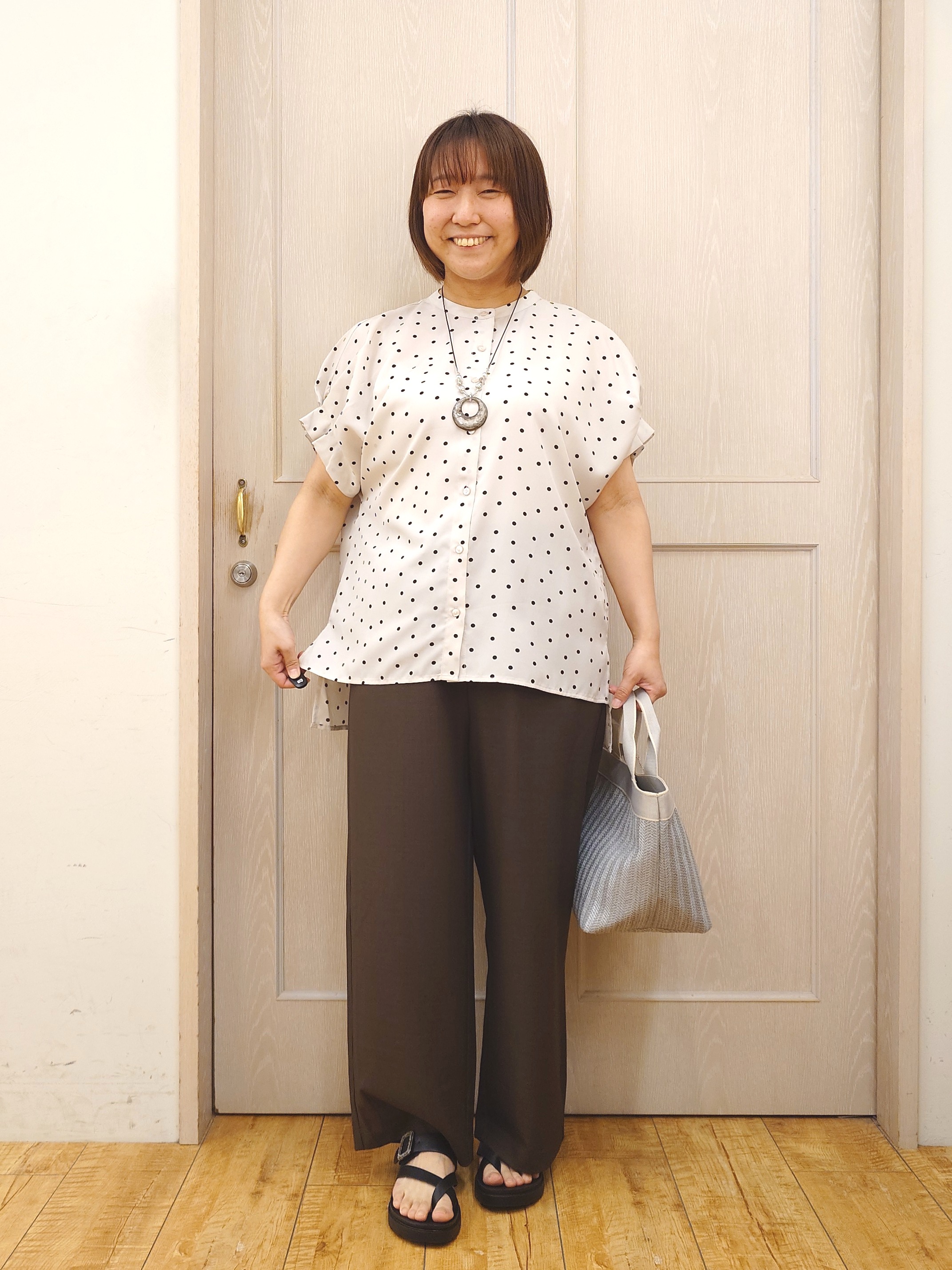 とろろさんの「SHOO･LA･RUE｜【洗濯機可／洗濯後しわになりにくい】大人の甘さをプラスする ドット柄袖タックブラウス」を使ったコーディネート