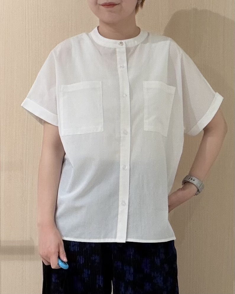 ひらしーさんの「SHOO･LA･RUE｜【通気性〇/UV/S-LL】風が通り抜ける 半袖バンドカラーシアーシャツ」を使ったコーディネート